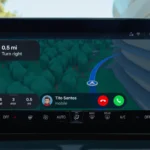 Ảnh chụp màn hình CarPlay iOS 26 hiển thị bản đồ định vị và thanh thông báo cuộc gọi đến nhỏ gọn ở dưới.
