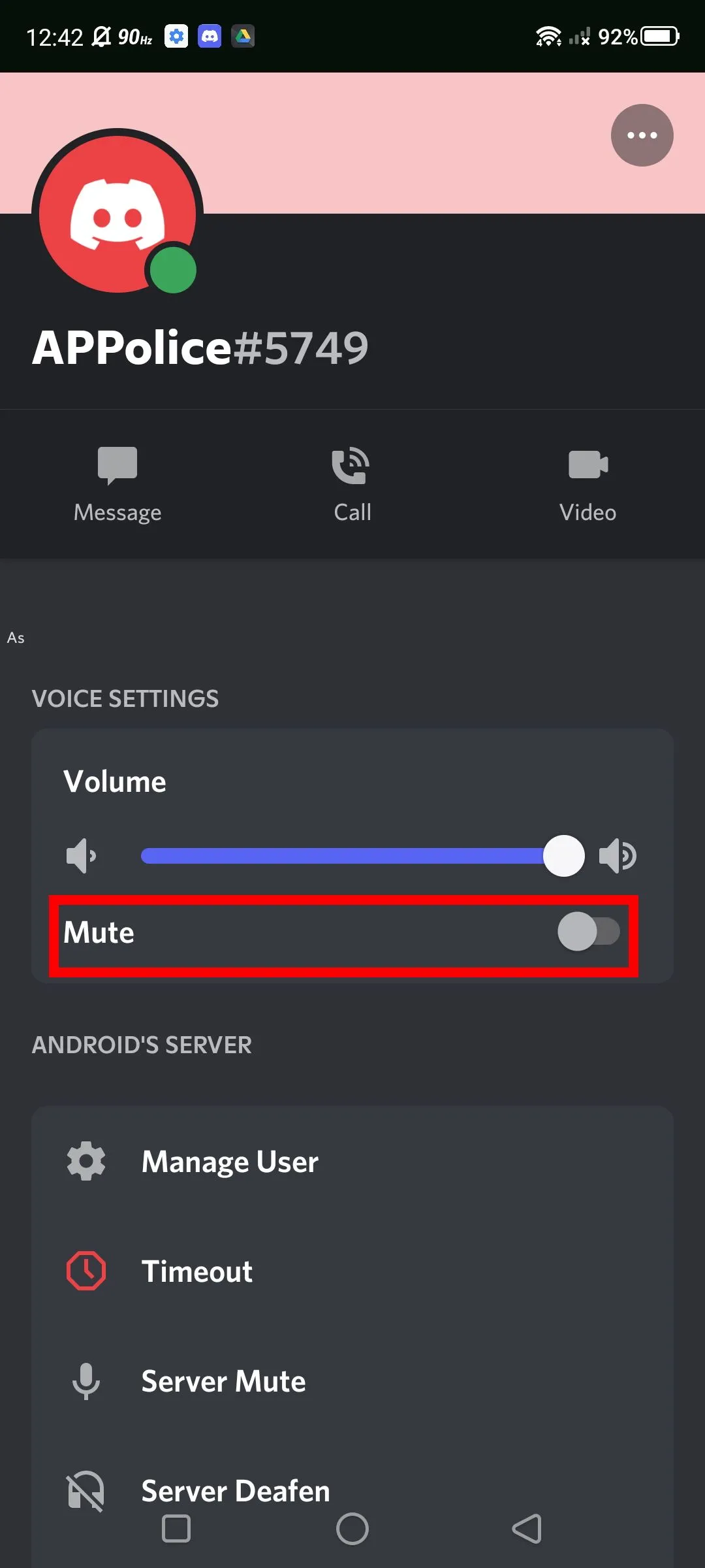Ảnh chụp màn hình Discord mobile: Chọn và giữ tên người dùng trong kênh thoại để mute.