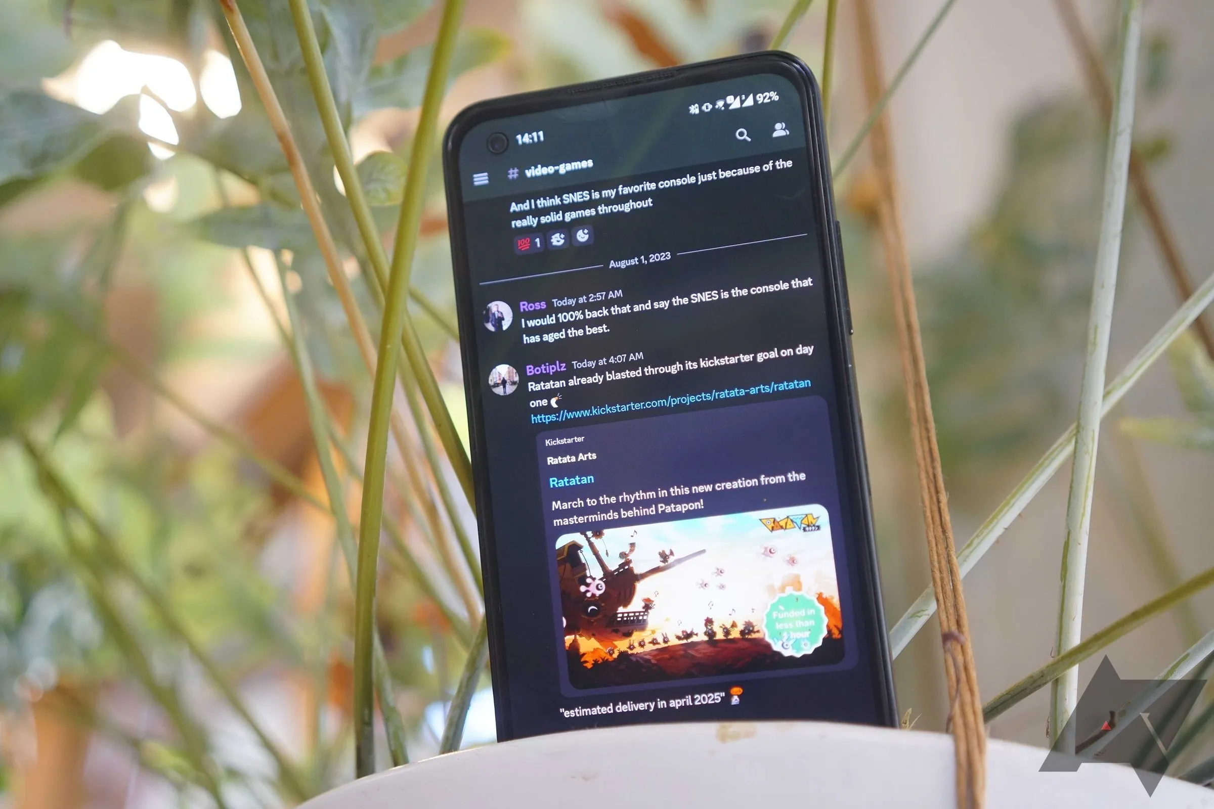 Ảnh chụp màn hình Discord với giao diện hỗn loạn của các kênh chat và thoại