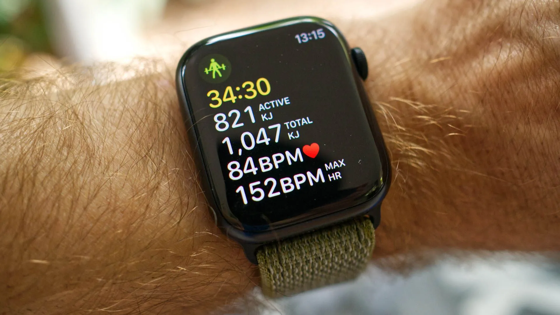 Apple Watch Series 8 ghi lại bài tập Luyện sức mạnh truyền thống (Traditional Strength Training) bằng ứng dụng Bài tập (Workout).