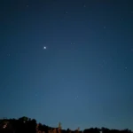 Bầu trời đêm đầy sao và đường chân trời cây cối được chụp bằng chế độ Astrophotography trên Pixel 9a