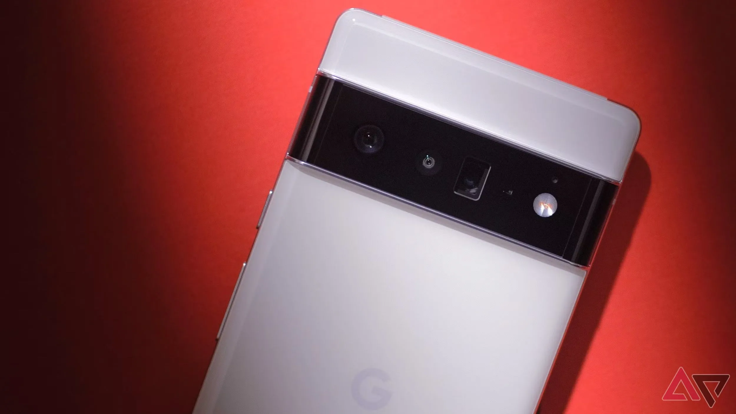Chiếc Google Pixel 6 Pro với dải camera ngang đặc trưng đặt trên phông nền đỏ