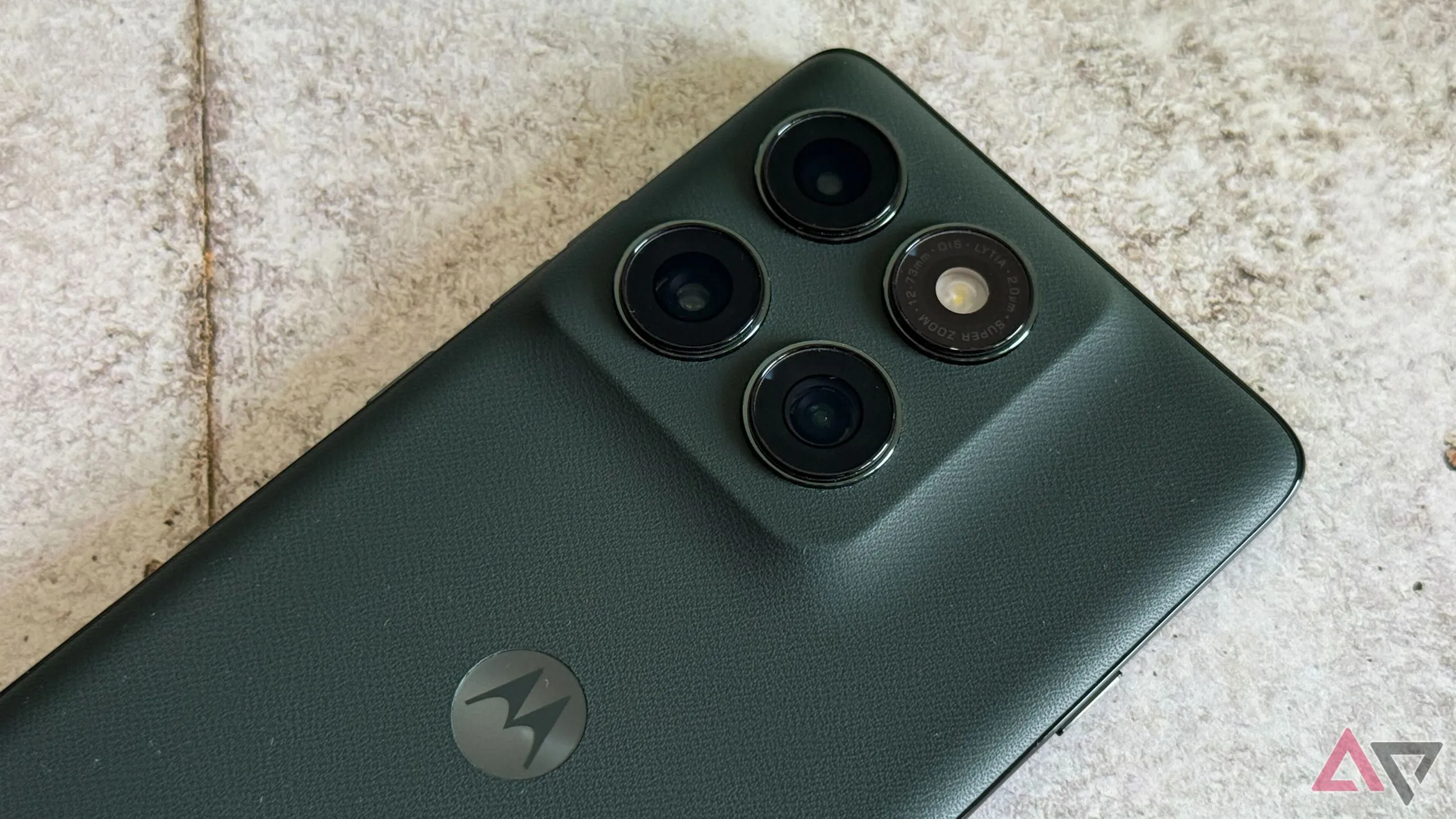 Cụm camera của Moto Edge 2025 chứa các cảm biến chính, siêu rộng và tele