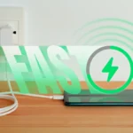 Điện thoại đang sạc với biểu tượng sạc nhanh hiển thị trên màn hình