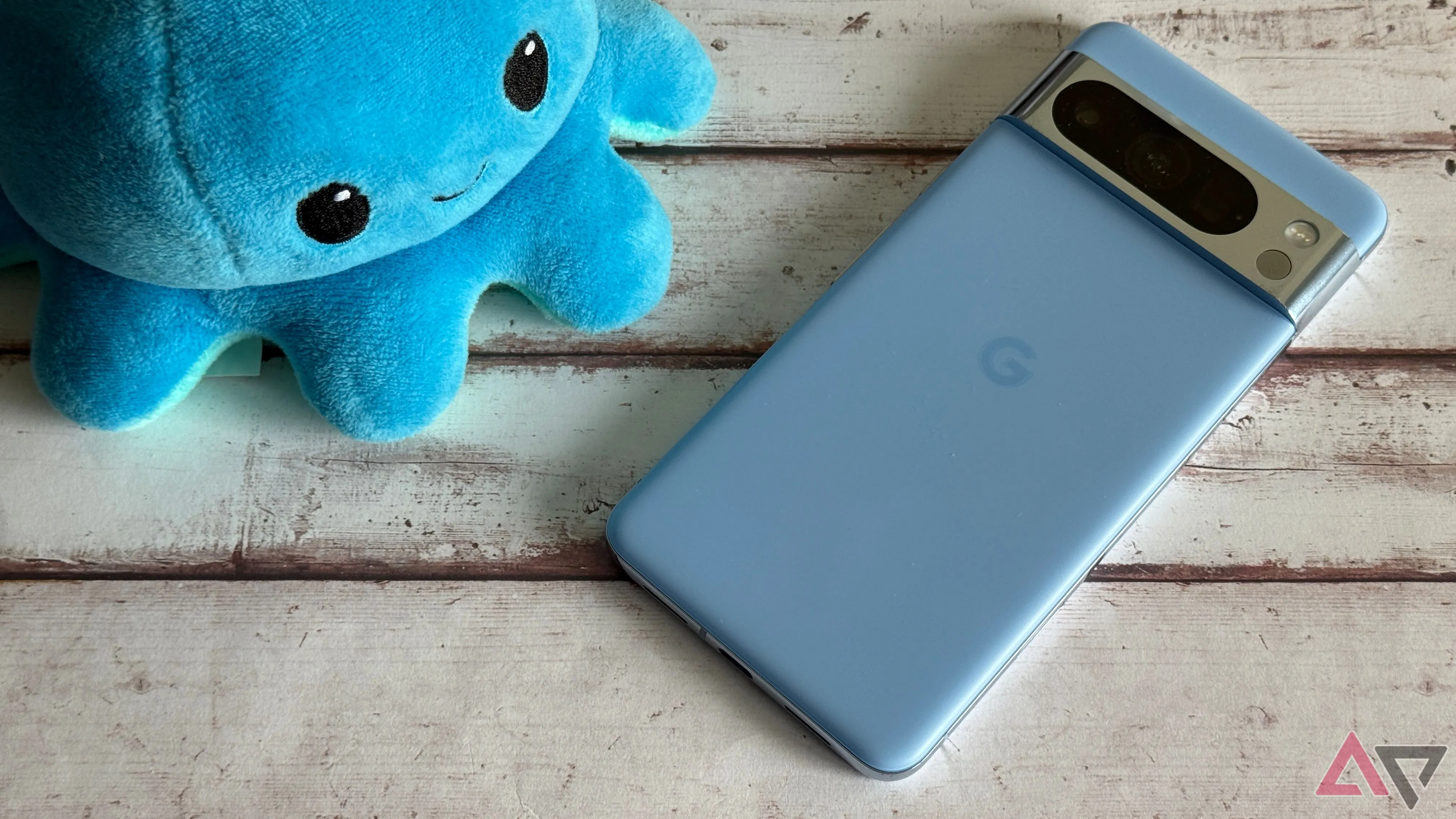 Điện thoại Google Pixel 8 Pro đặt cạnh một vật trang trí mềm