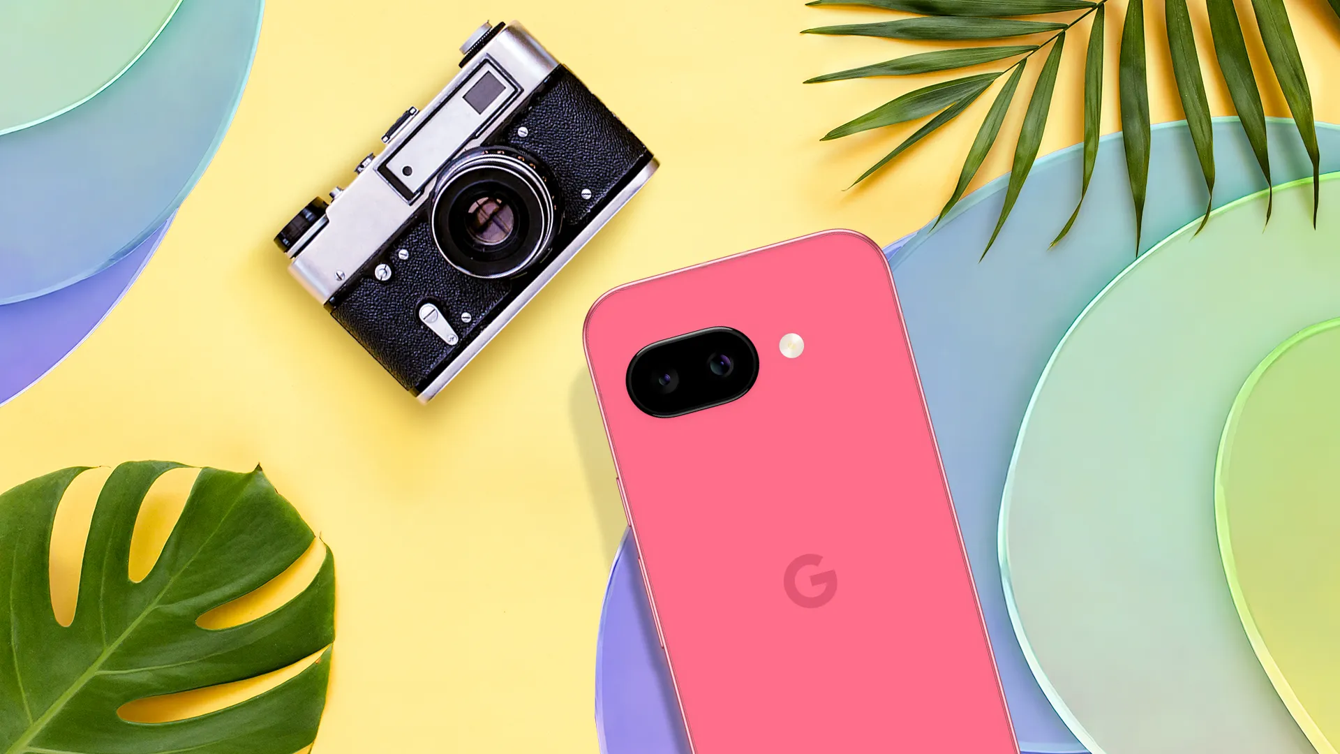 Điện thoại Google Pixel 9a đặt cạnh một máy ảnh kỹ thuật số point-and-shoot cũ