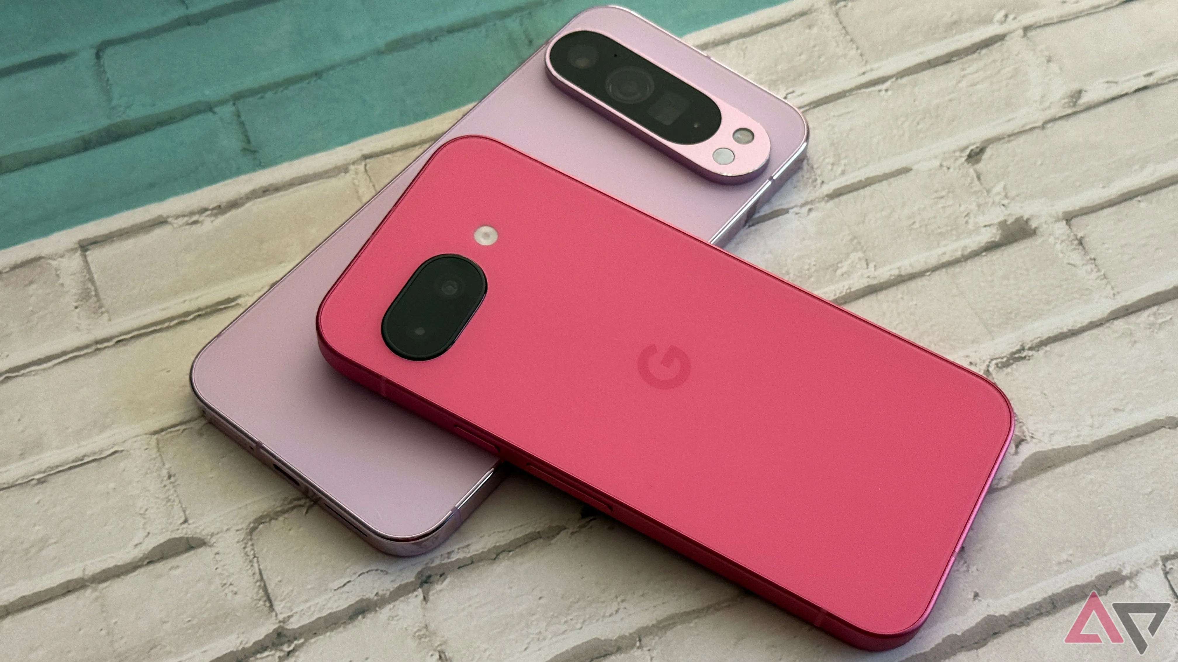 Điện thoại Google Pixel 9a đặt trên Pixel 9 Pro XL, minh họa hiệu ứng xóa phông có thể tạo ra