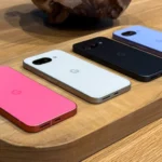 Điện thoại Google Pixel 9a với các màu sắc khác nhau, thiết bị đầu tiên có tính năng chăm sóc pin mới.