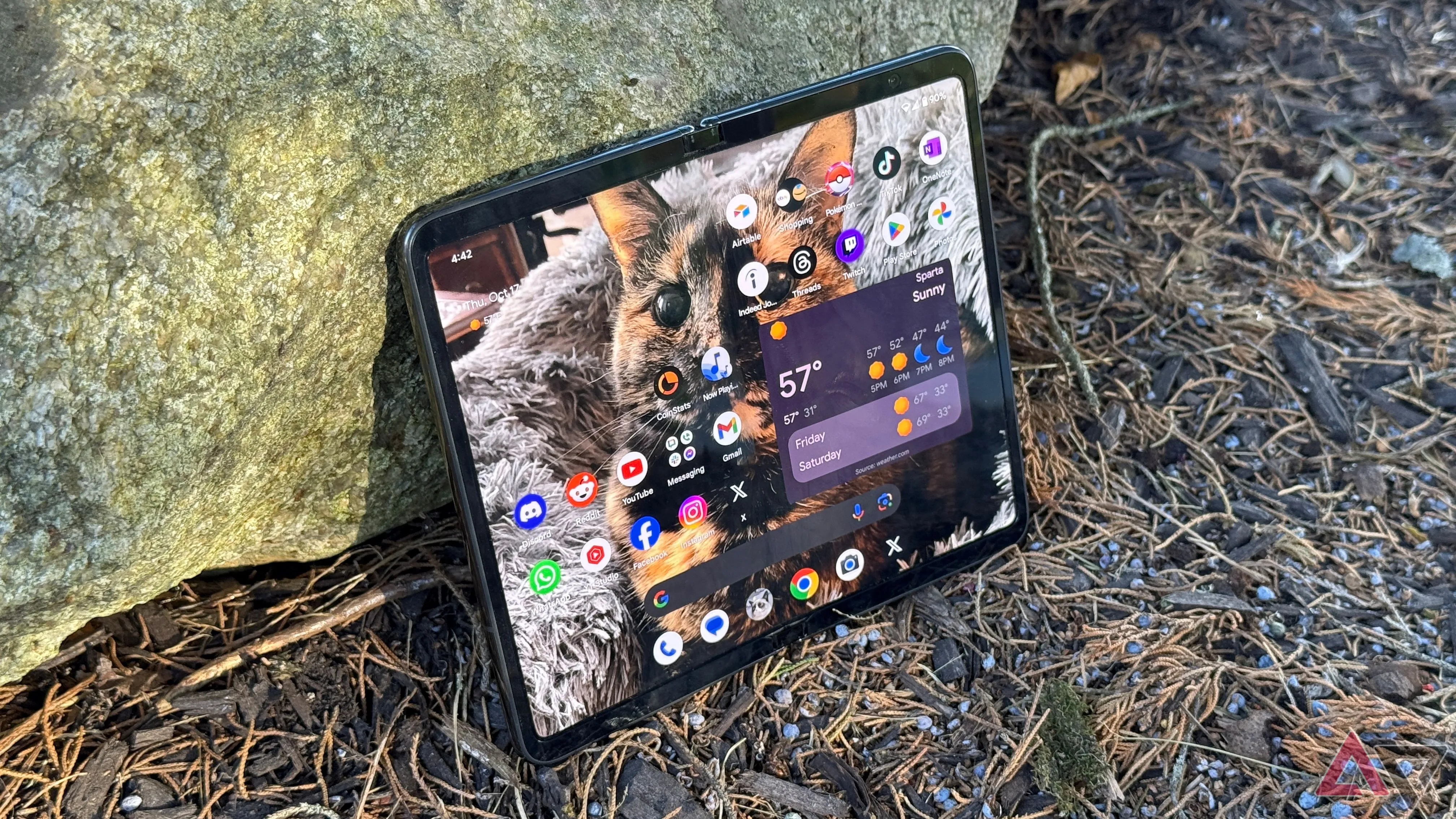 Điện thoại Google Pixel Fold màu gốm đặt ngoài trời