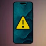 Điện thoại iPhone hiển thị biểu tượng cảnh báo, minh họa các vấn đề phần mềm.