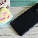 Điện thoại Motorola Edge bên cạnh chú Pusheen với pizza