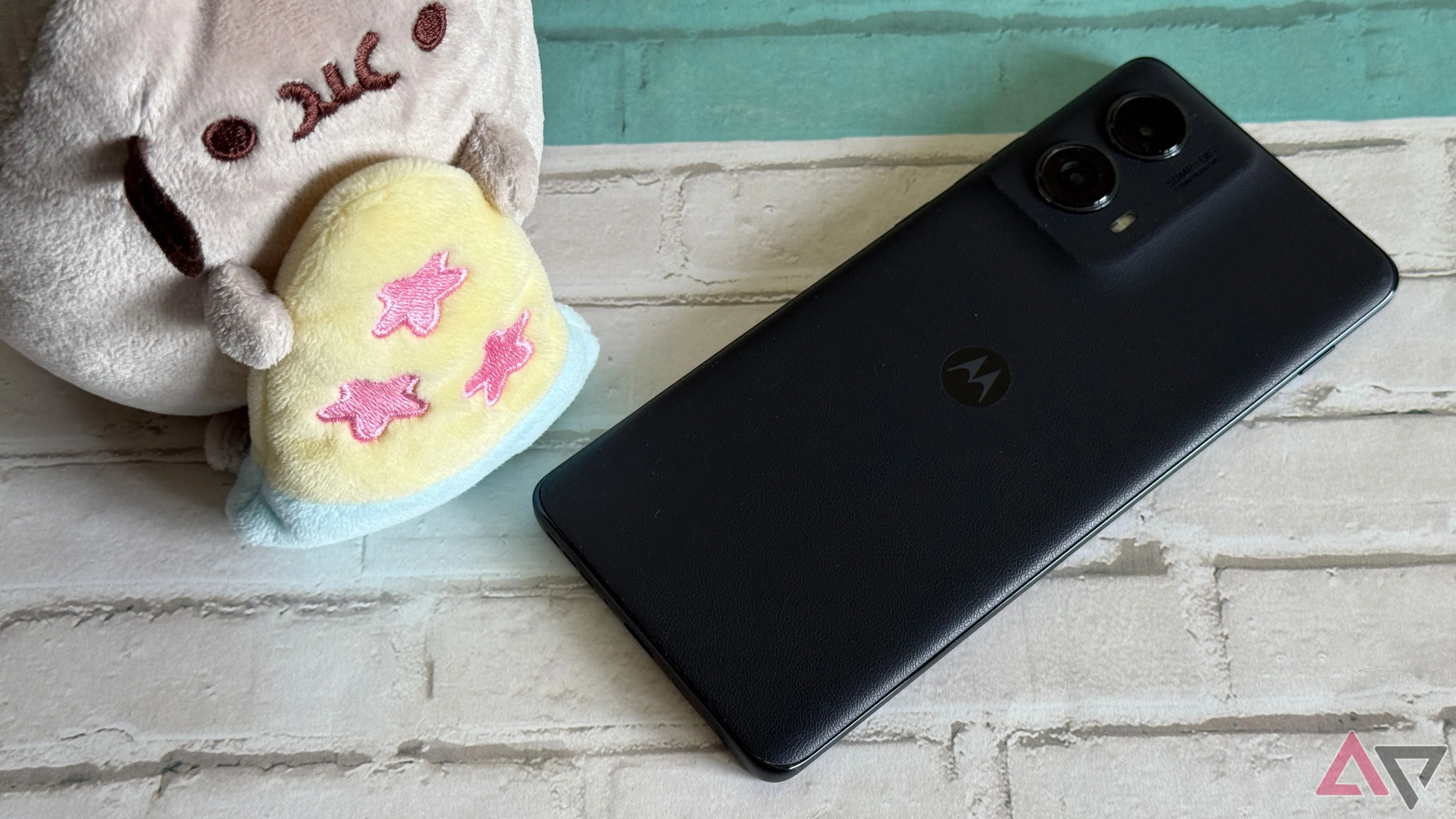 Điện thoại Motorola Edge bên cạnh chú Pusheen với pizza