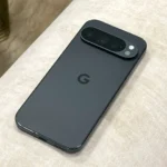 Điện thoại Pixel 9 Pro màu xanh đặt trên ghế sofa