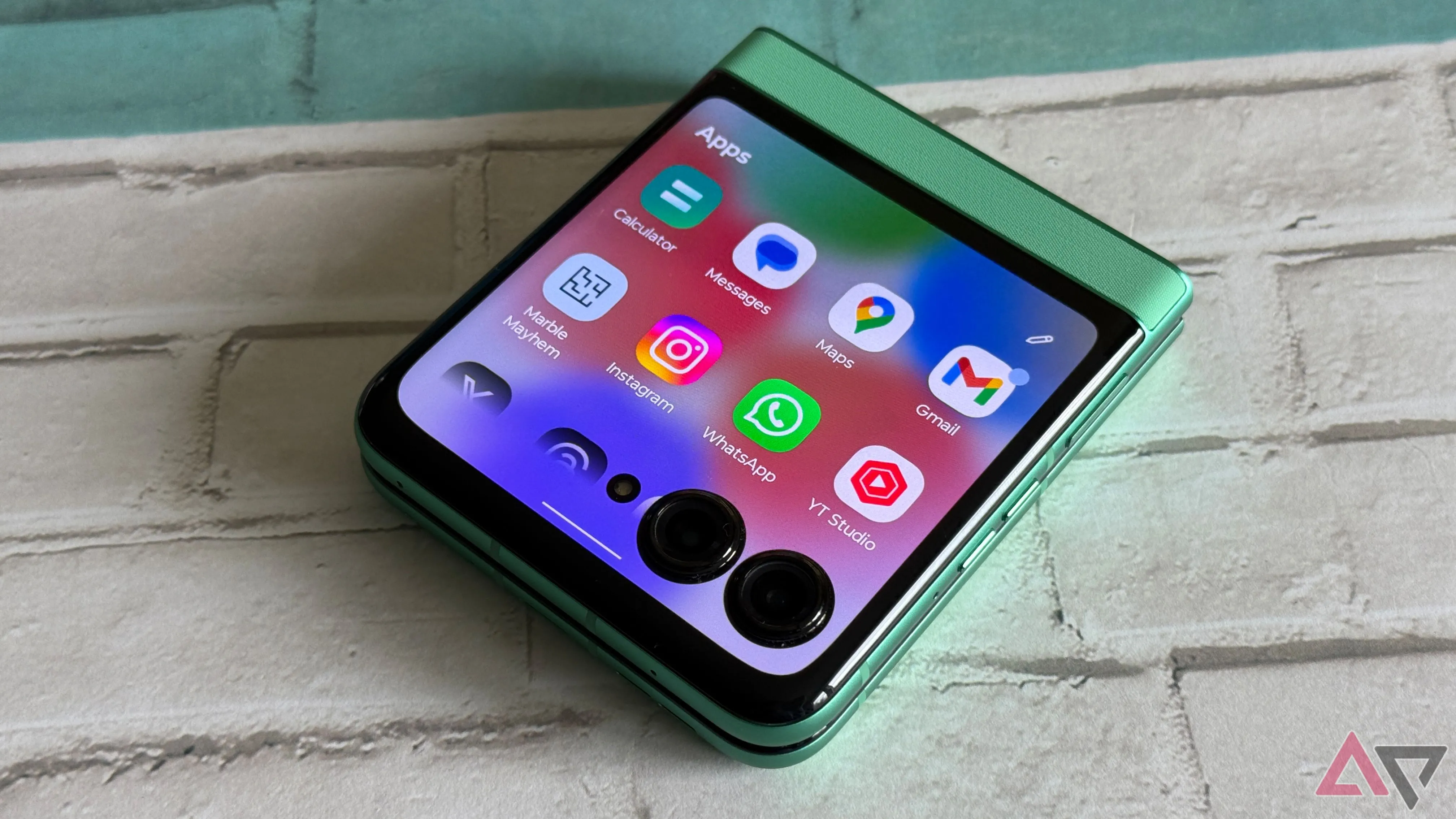 Giao diện bảng ứng dụng trên màn hình ngoài của Motorola Razr 2025