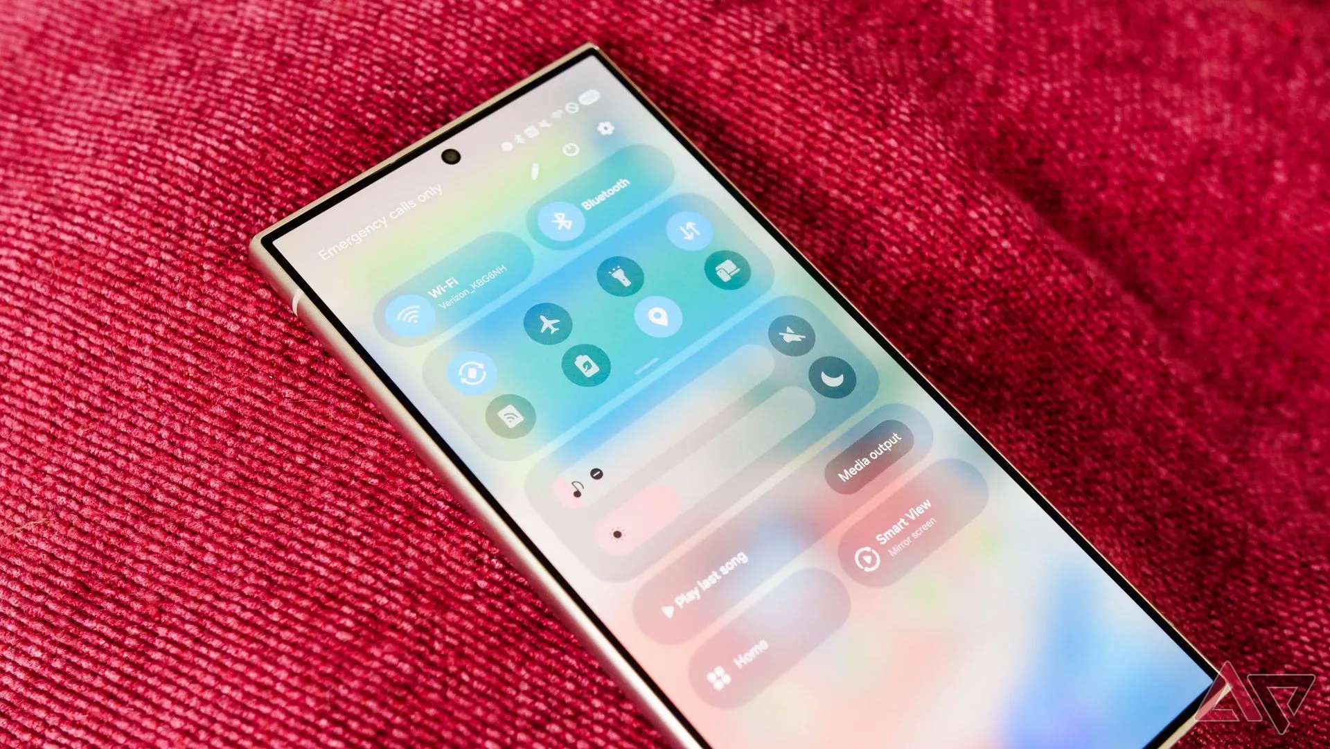 Giao diện menu cài đặt nhanh trên One UI 7, minh họa cho bản cập nhật phần mềm trên dòng Galaxy S25.