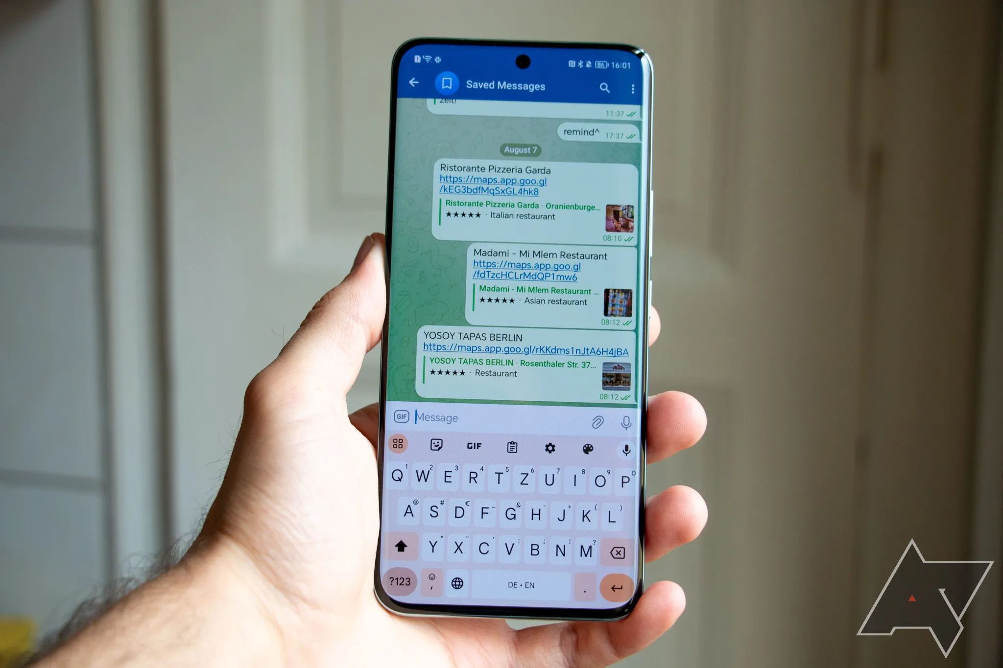 Giao diện ứng dụng Telegram trên điện thoại hiển thị tin nhắn đã lưu