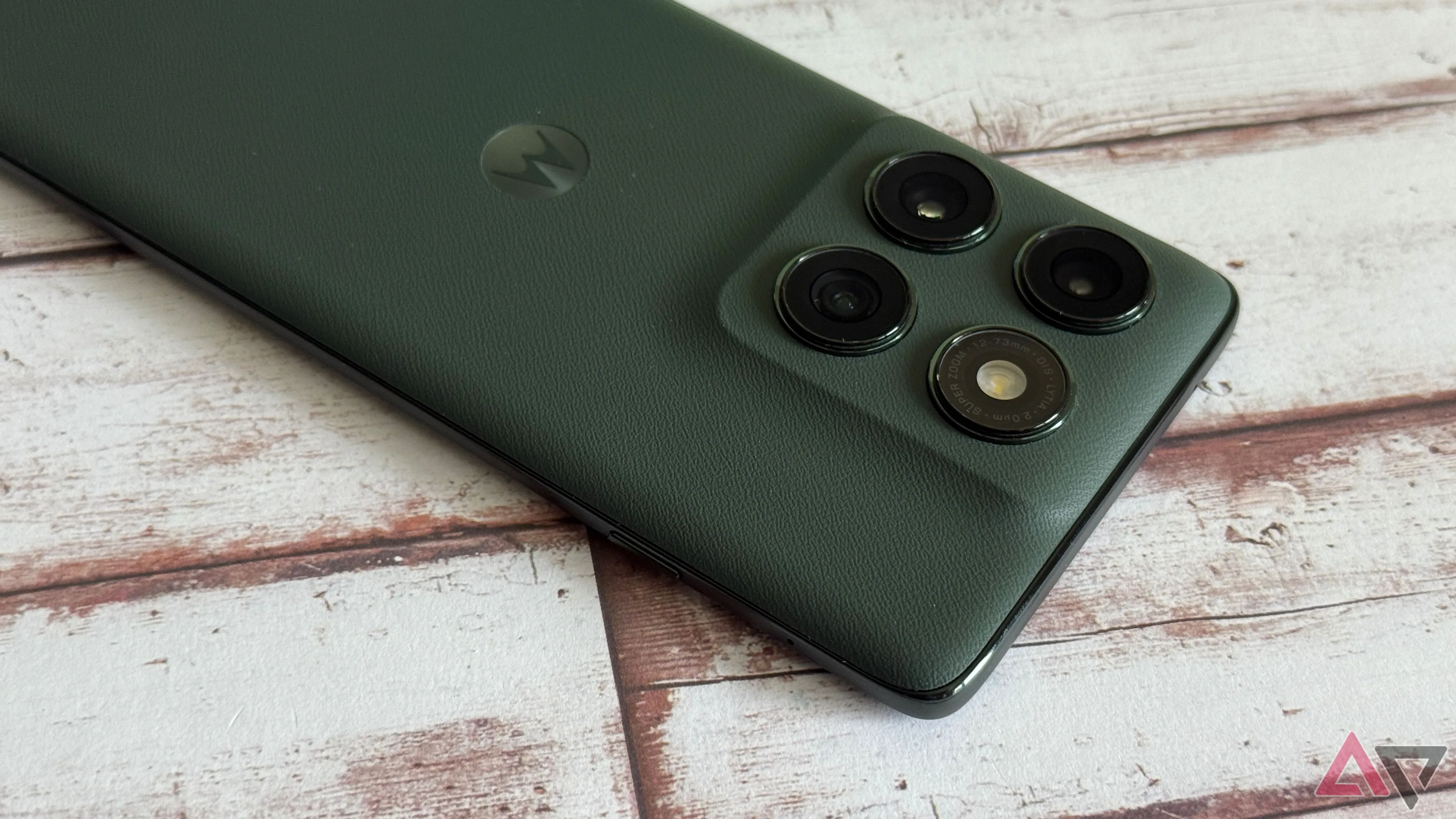 Góc nhìn từ trên xuống cụm camera sau trên Motorola Edge 2025