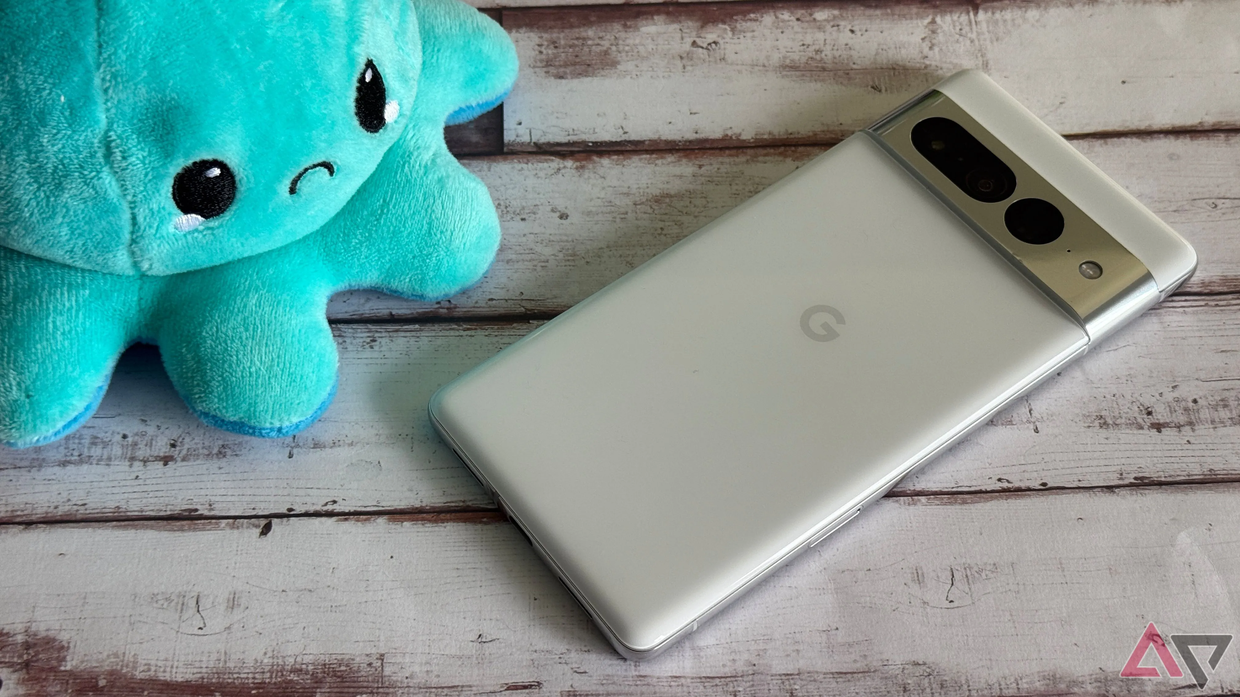Google Pixel 7 Pro cạnh một chú gấu bông màu xanh đang nhăn nhó