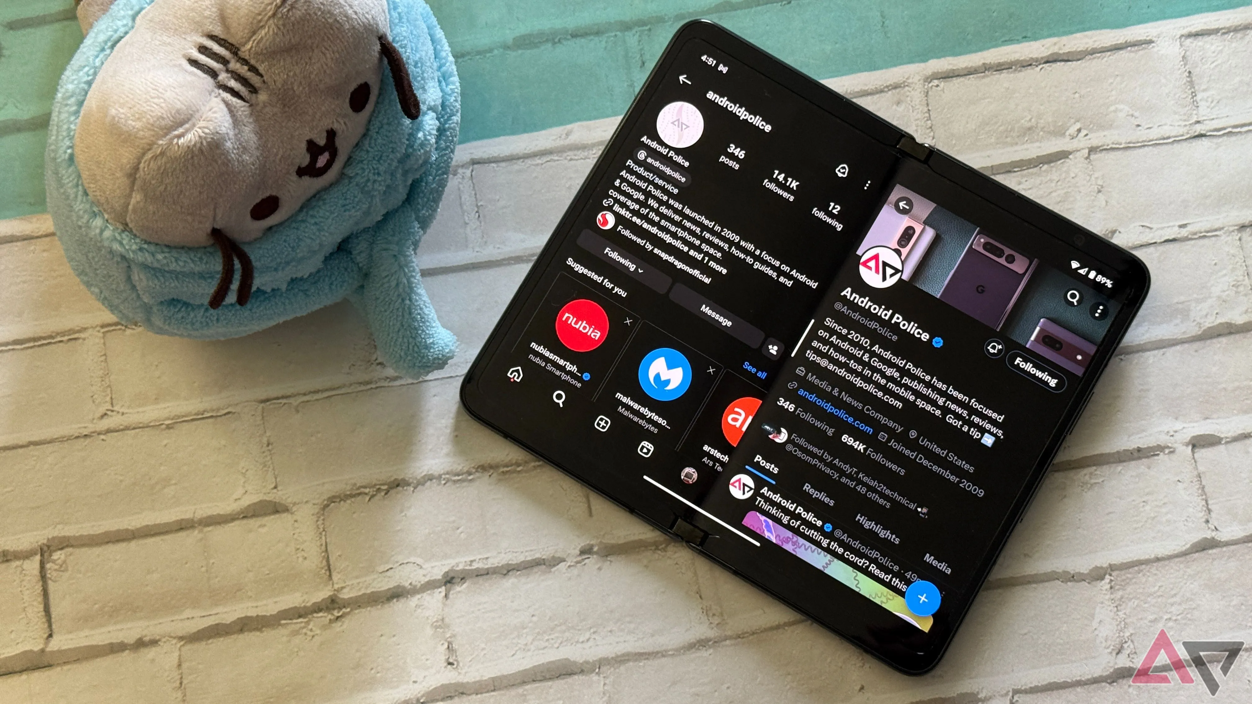 Hiển thị đa nhiệm với hai ứng dụng (App Pair) trên màn hình Google Pixel Fold