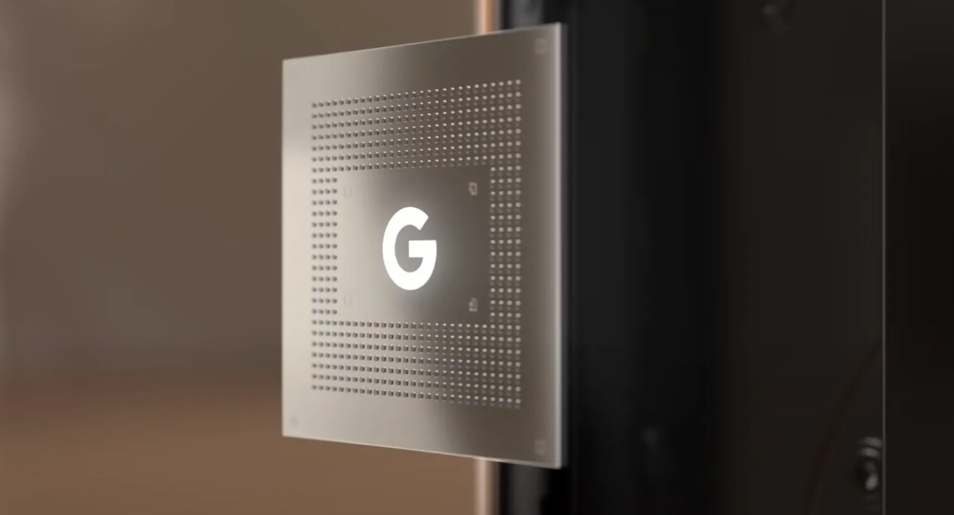 Hình ảnh minh họa chip Google Tensor với logo chữ G, lơ lửng trên nền mờ