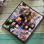Hình ảnh một chú mèo trên màn hình hiển thị của điện thoại gập Samsung Galaxy Z Fold 6