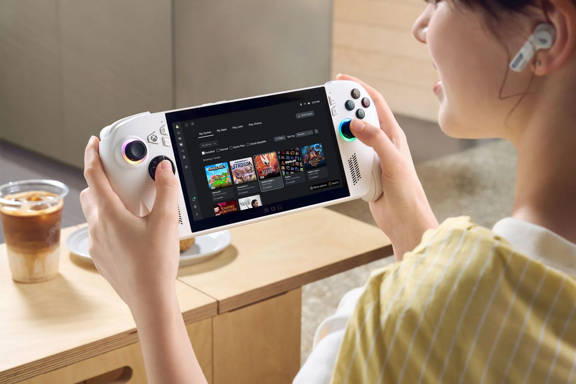 Hình ảnh quảng cáo hiển thị một người đang sử dụng Xbox ROG Ally X.