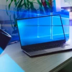 Laptop chạy Windows 11 với cổng kết nối USB-C