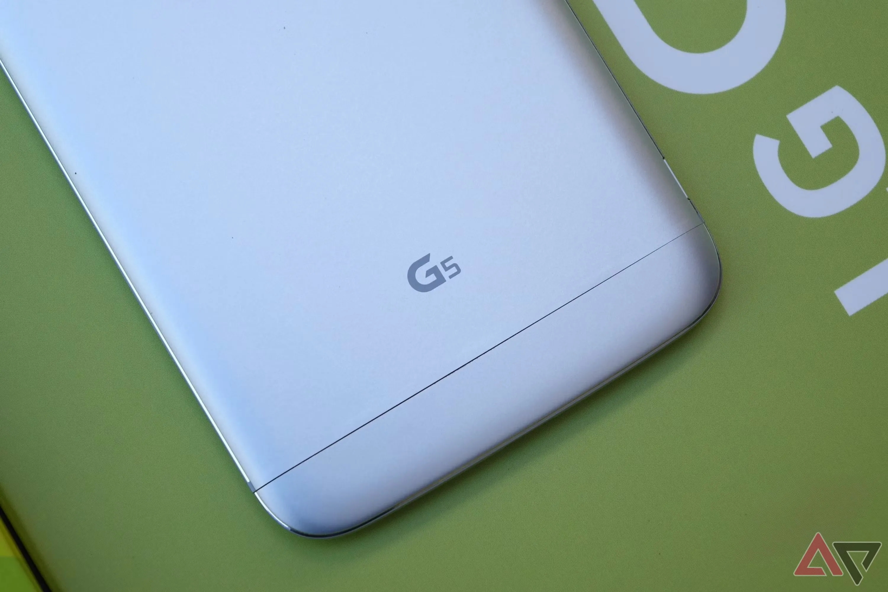 LG G5 nằm úp mặt trên hộp của nó
