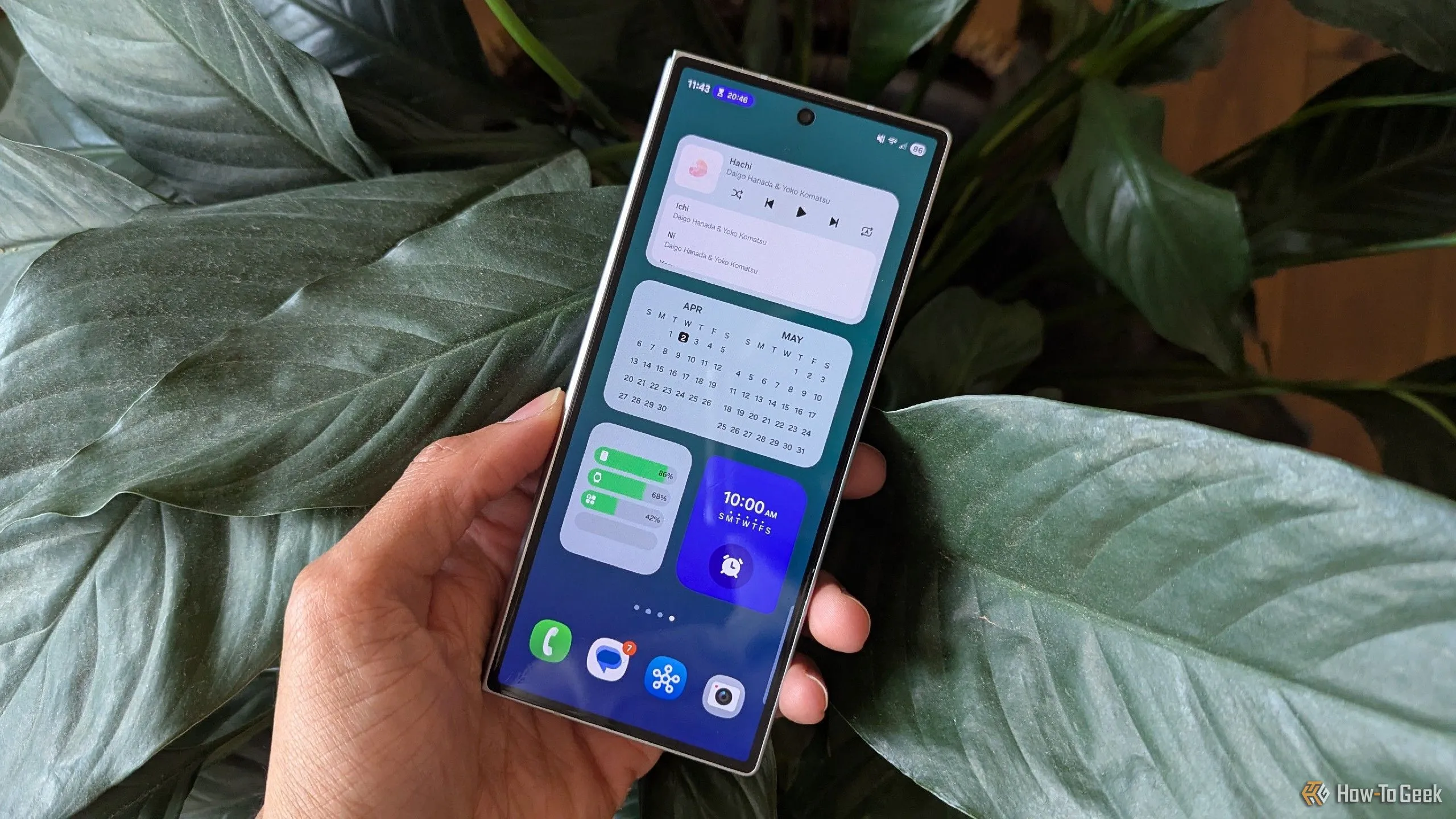 Màn hình chính của Samsung One UI 7 trên màn hình ngoài của Galaxy Z Fold 6, thể hiện giao diện trong suốt