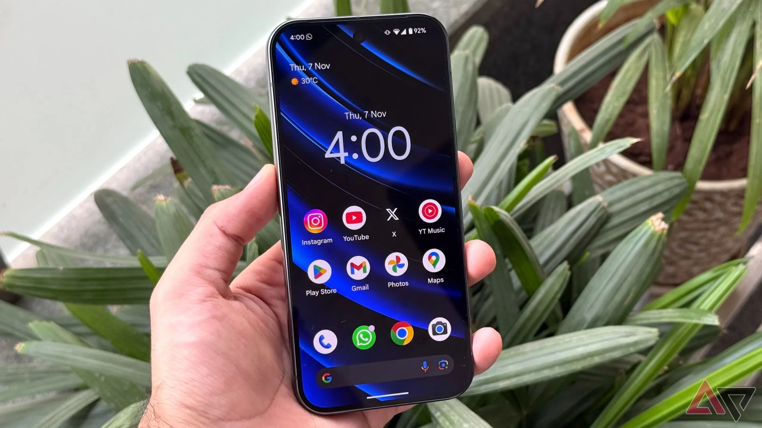 Màn hình chính điện thoại Pixel nơi hiển thị widget Pixel VIPs