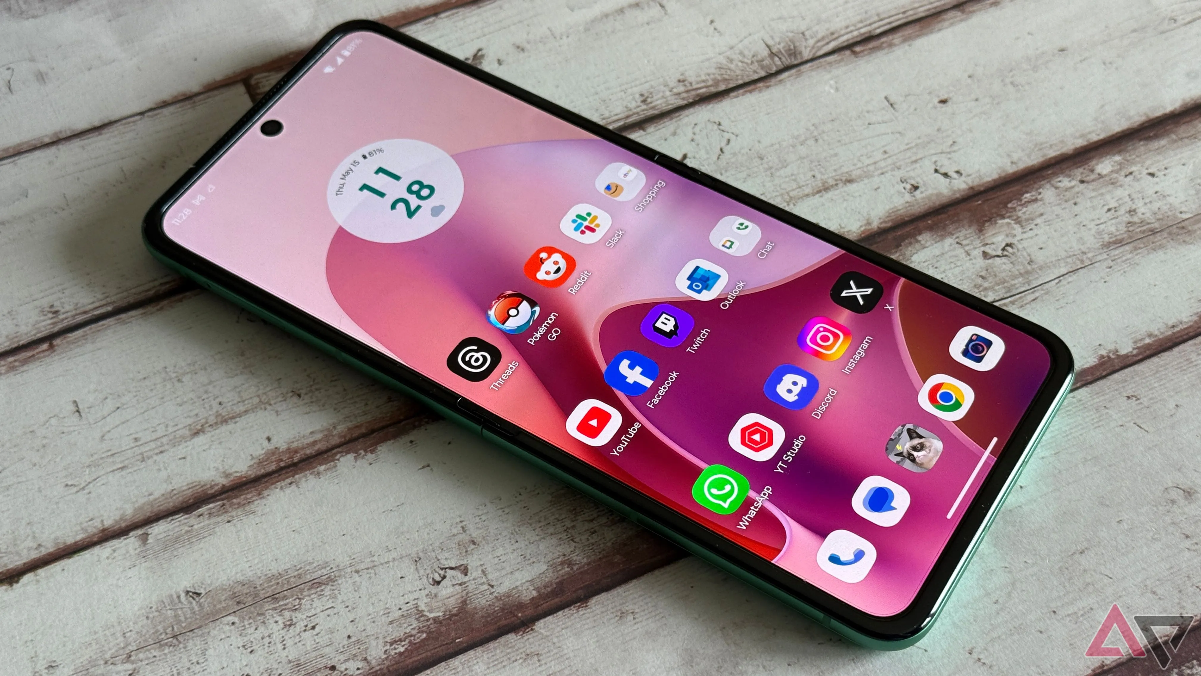 Màn hình chính hiển thị bên trong Motorola Razr 2025