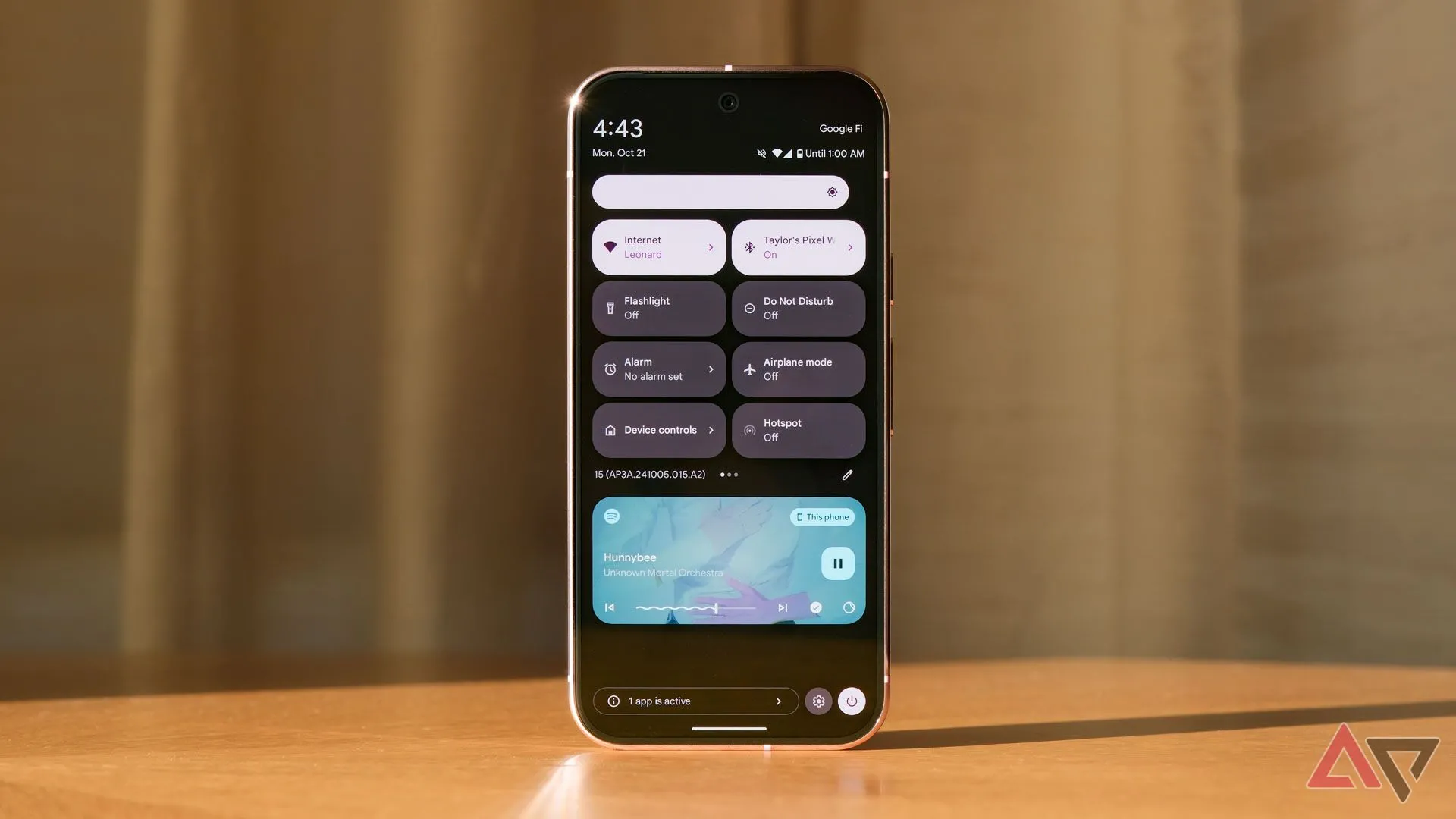 Màn hình hiển thị bảng Cài đặt nhanh (Quick Settings) trên Google Pixel 9 Pro chạy Android 15