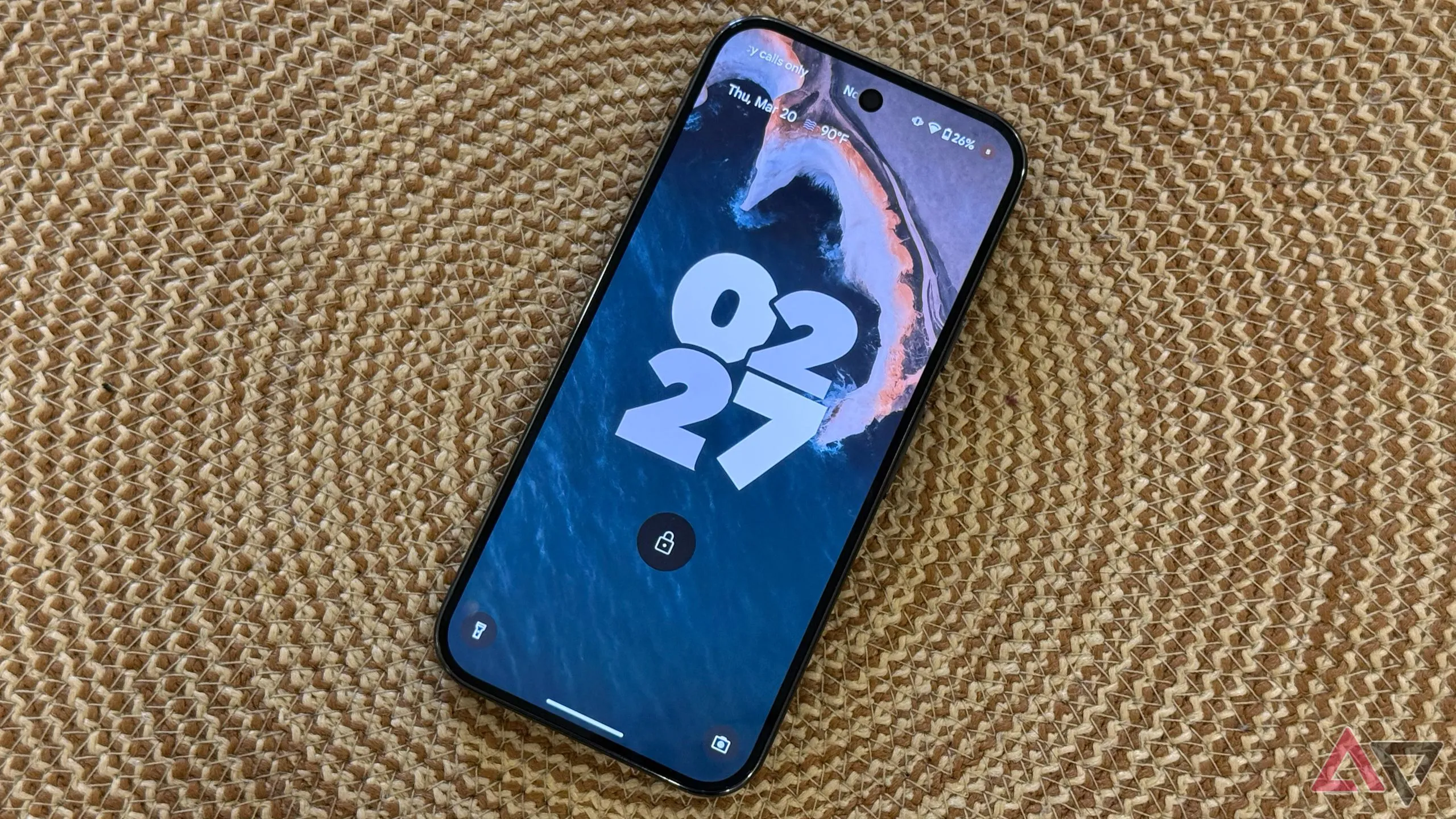 Màn hình khóa trên Google Pixel 9 Pro với hình nền được tạo bởi AI