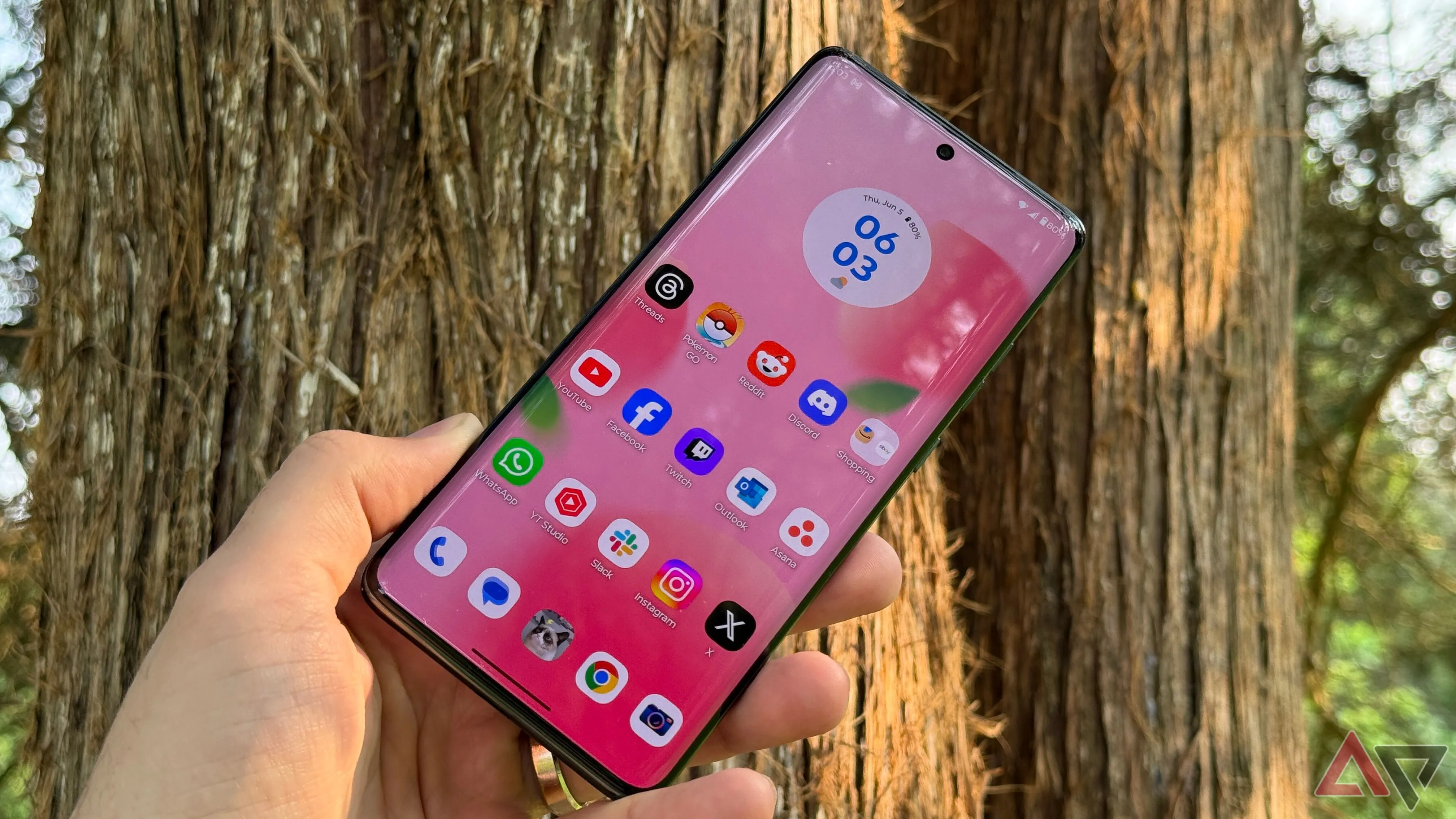 Màn hình Motorola Edge 2025 hiển thị rõ nét ngoài trời