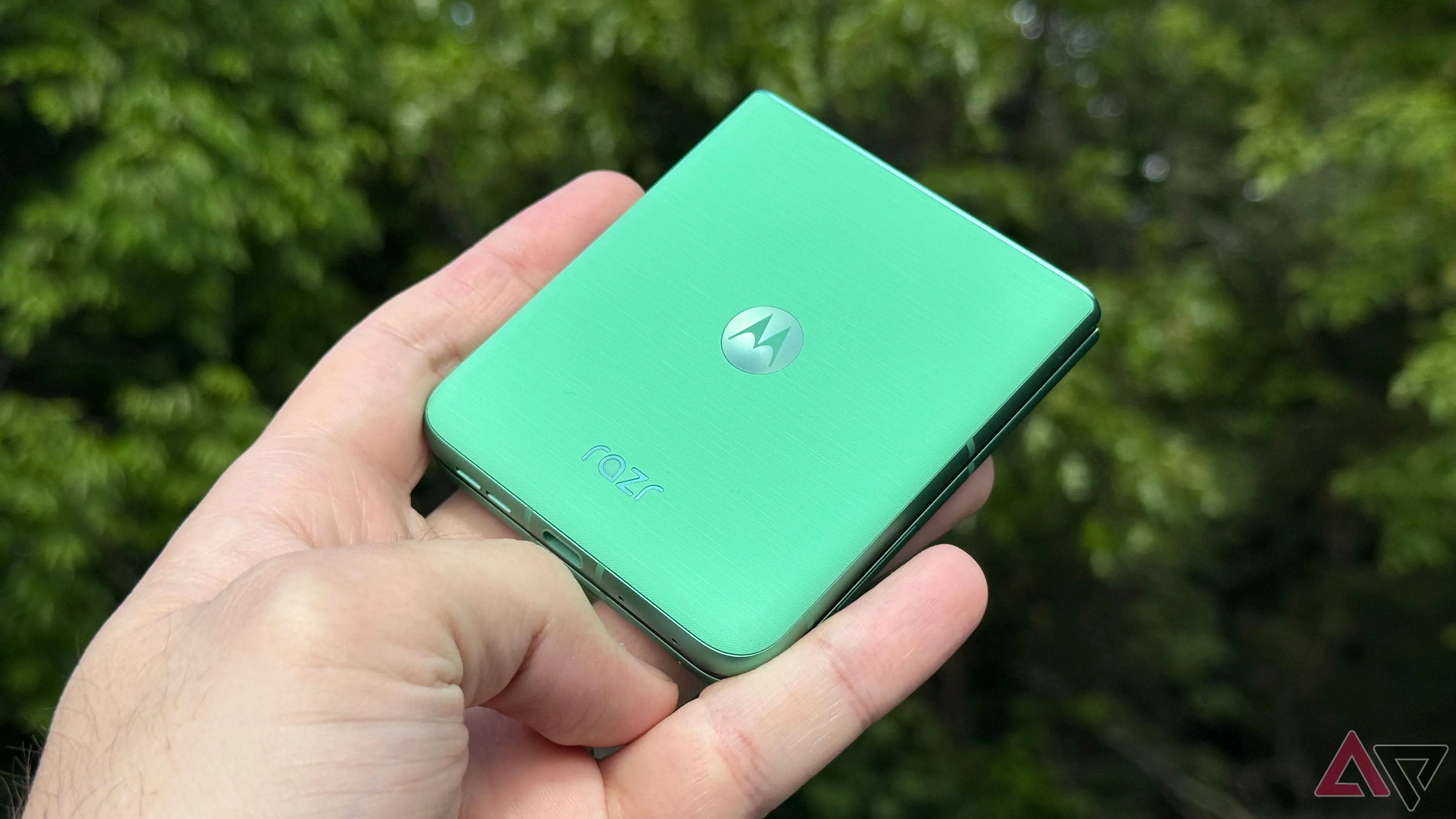 Mặt lưng điện thoại Motorola Razr 2025 màu Spring Bud, cho thấy kiểu dáng và cụm camera.
