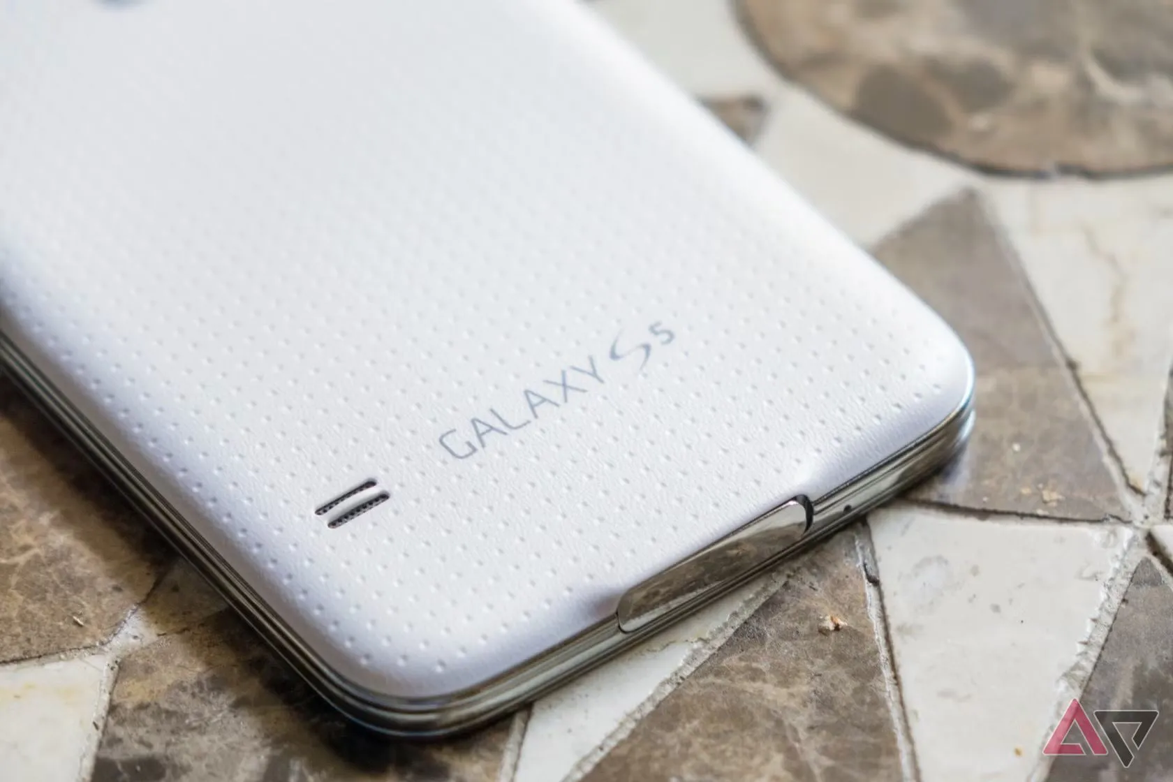 Mặt sau Samsung Galaxy S5 với logo AP mới