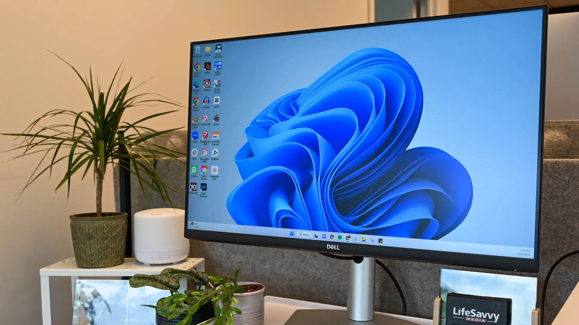 Máy tính chạy hệ điều hành Windows 11 (minh họa cho môi trường sử dụng Microsoft Edit).