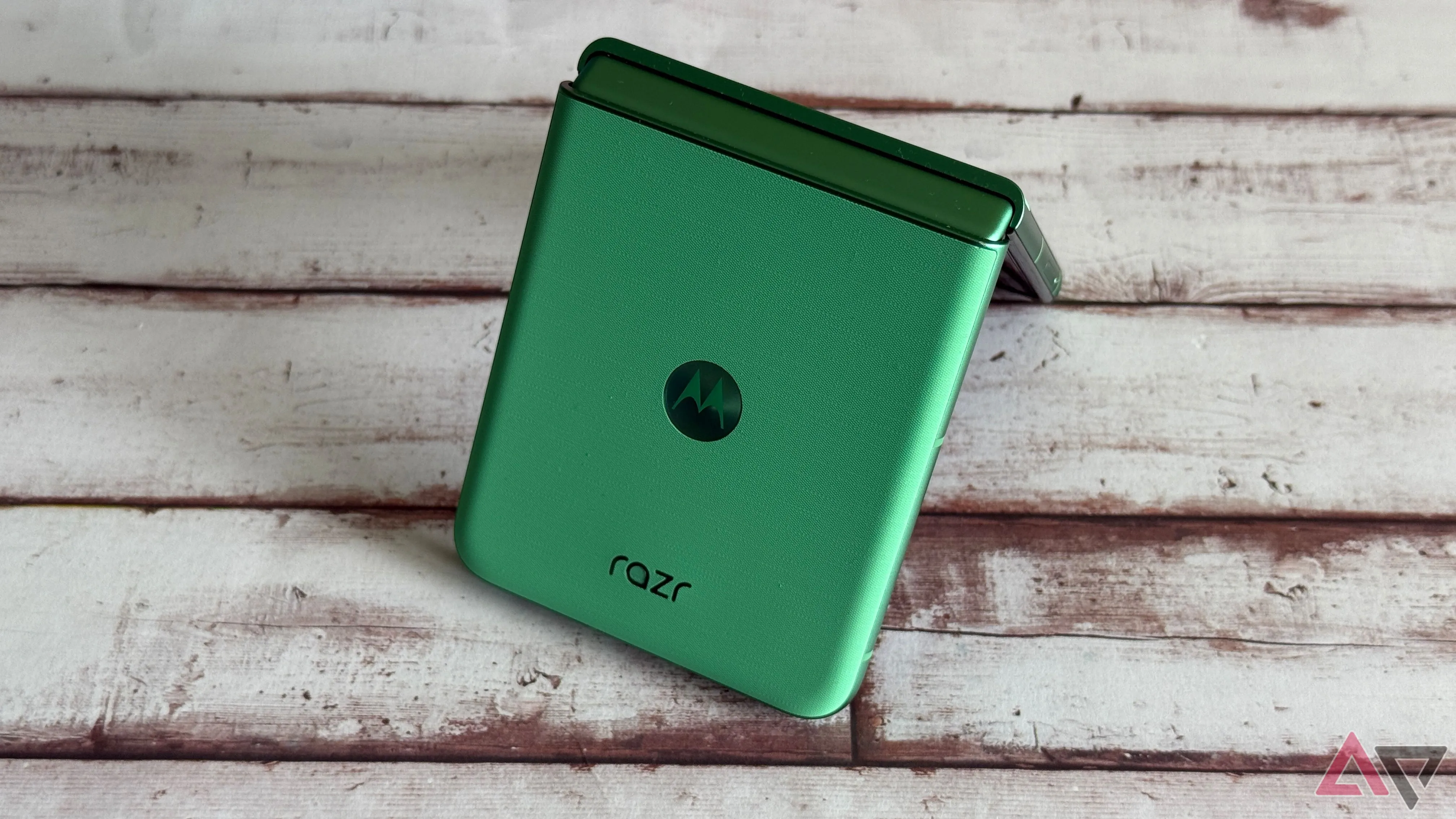Motorola Razr 2025 màu Spring Bud dựng đứng