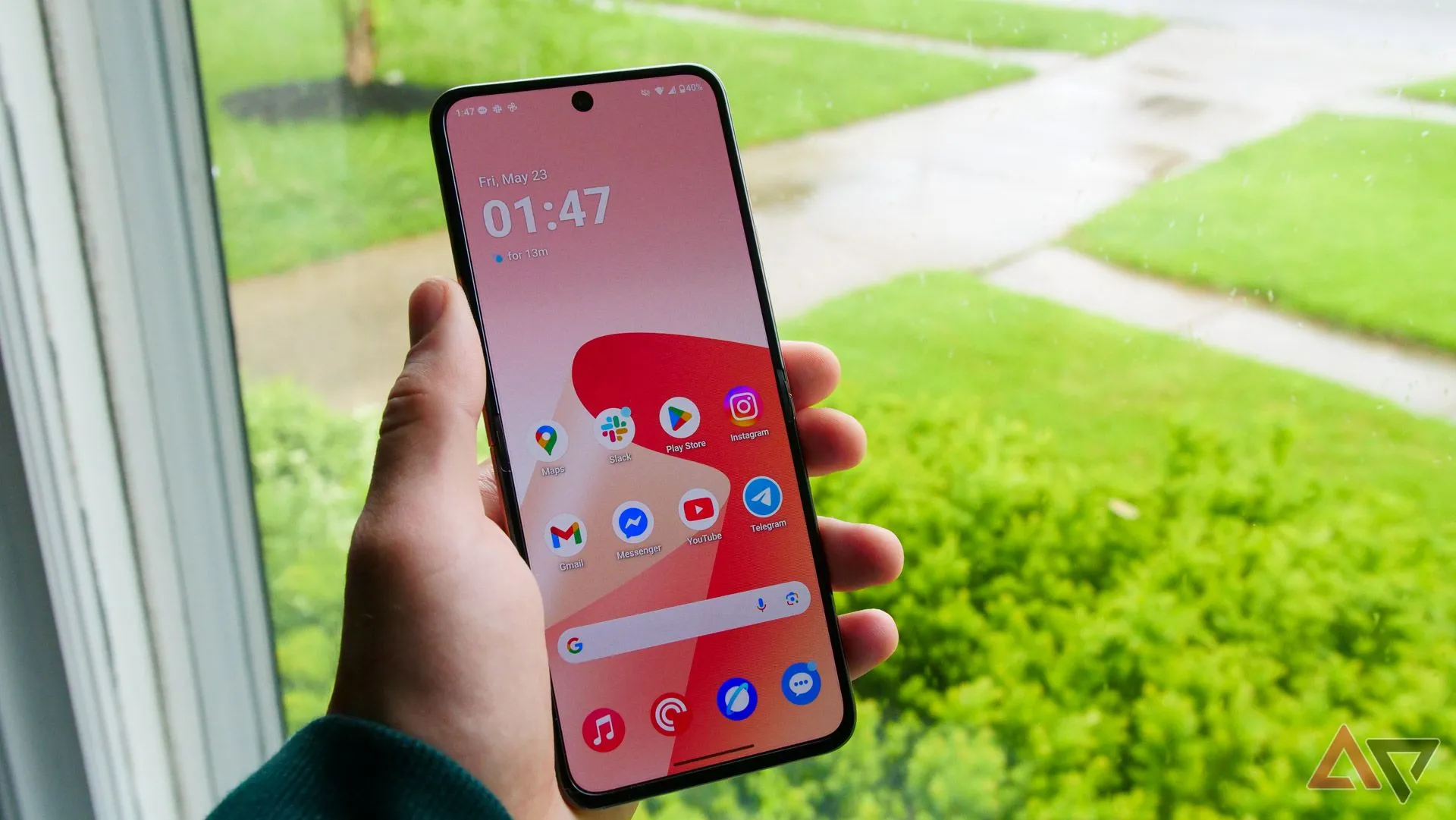 Motorola Razr Ultra (2025) được cầm trên tay gần cửa sổ, thể hiện kích thước và thiết kế khi mở ra.