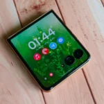 Motorola Razr Ultra 2025 trên bàn gỗ với logo mới