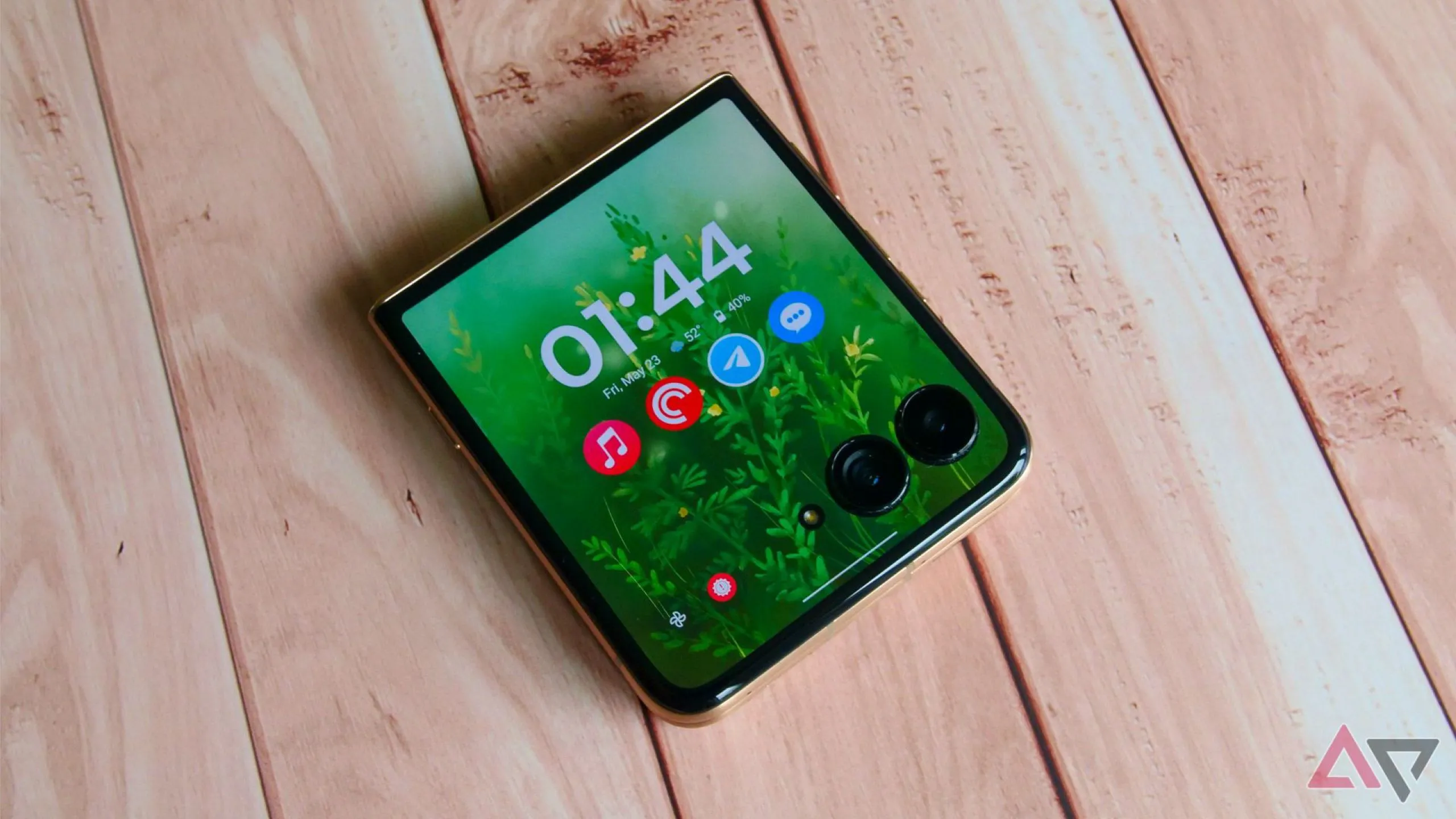 Motorola Razr Ultra 2025 trên bàn gỗ với logo mới