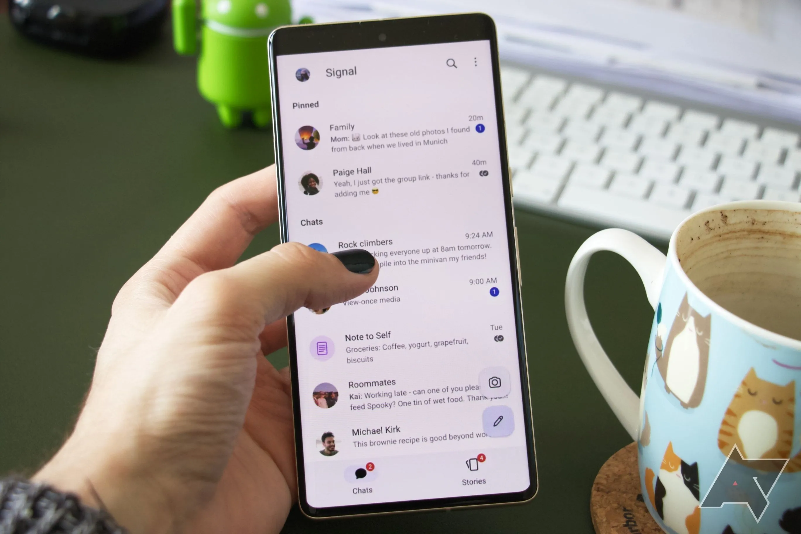 Người dùng tương tác với giao diện Signal trên điện thoại Pixel