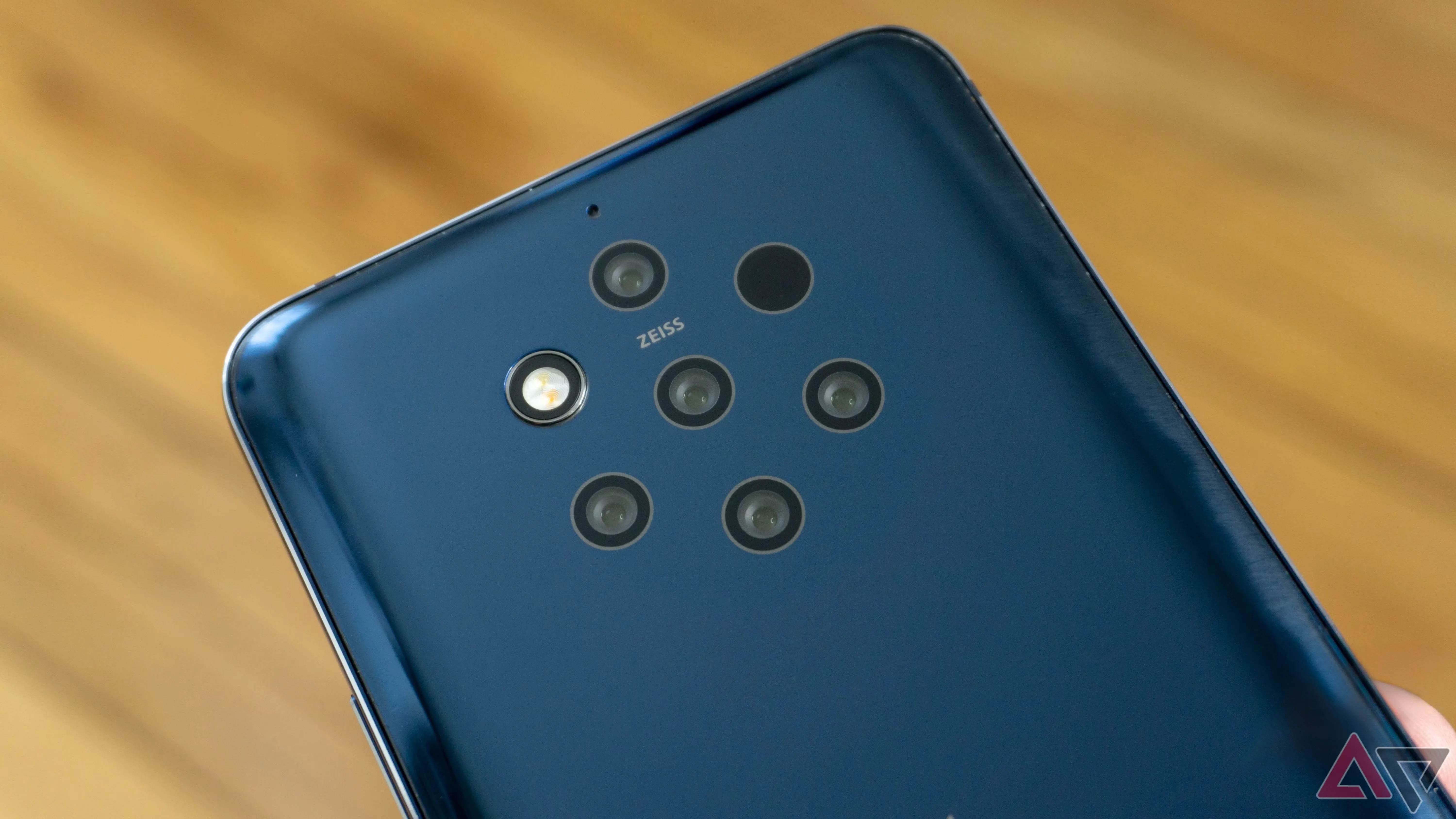 Nokia 9 PureView với các camera phía sau có thể nhìn thấy và logo AP mới