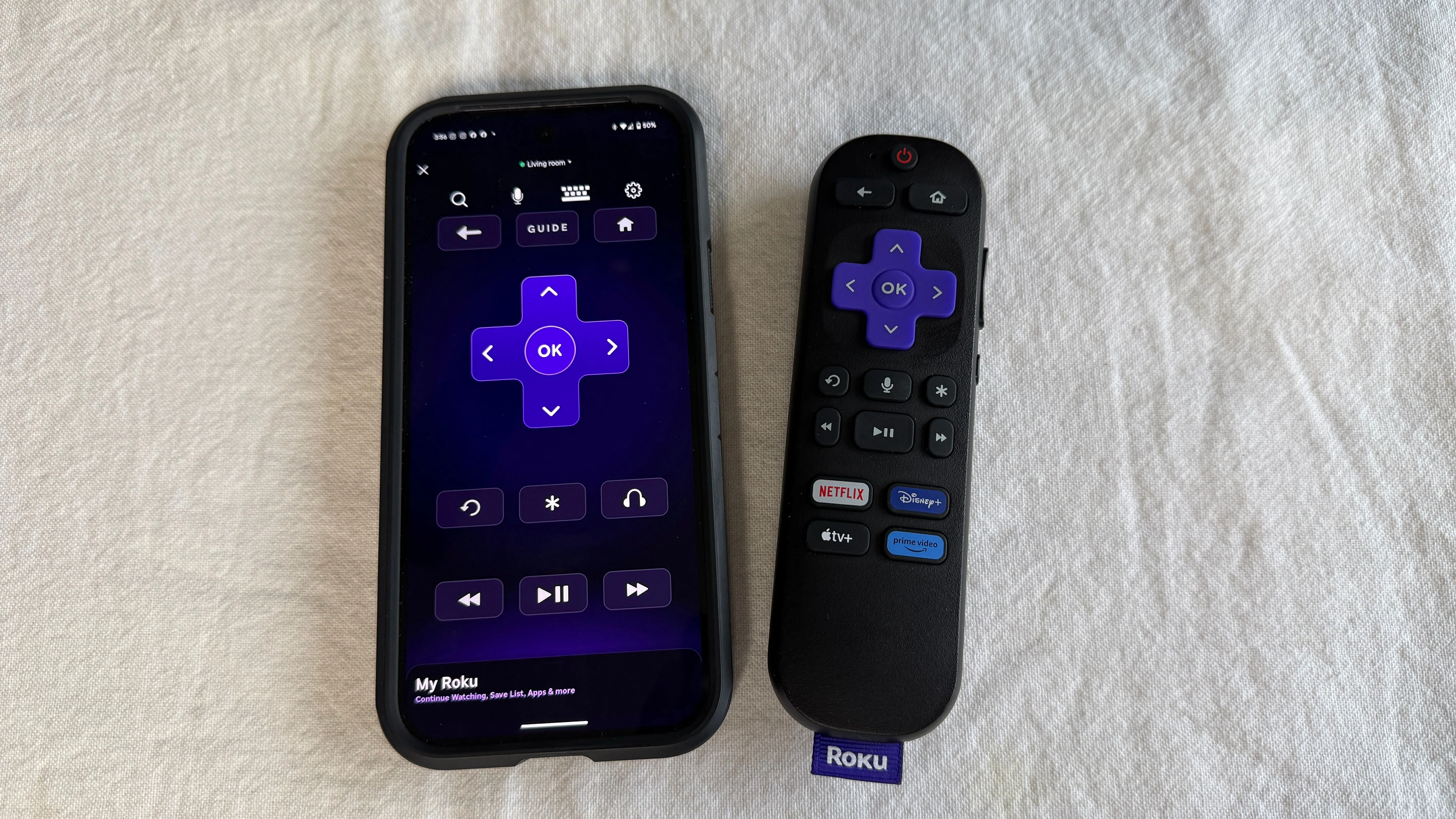 Thiết bị Roku Express 4K Plus và các remote điều khiển