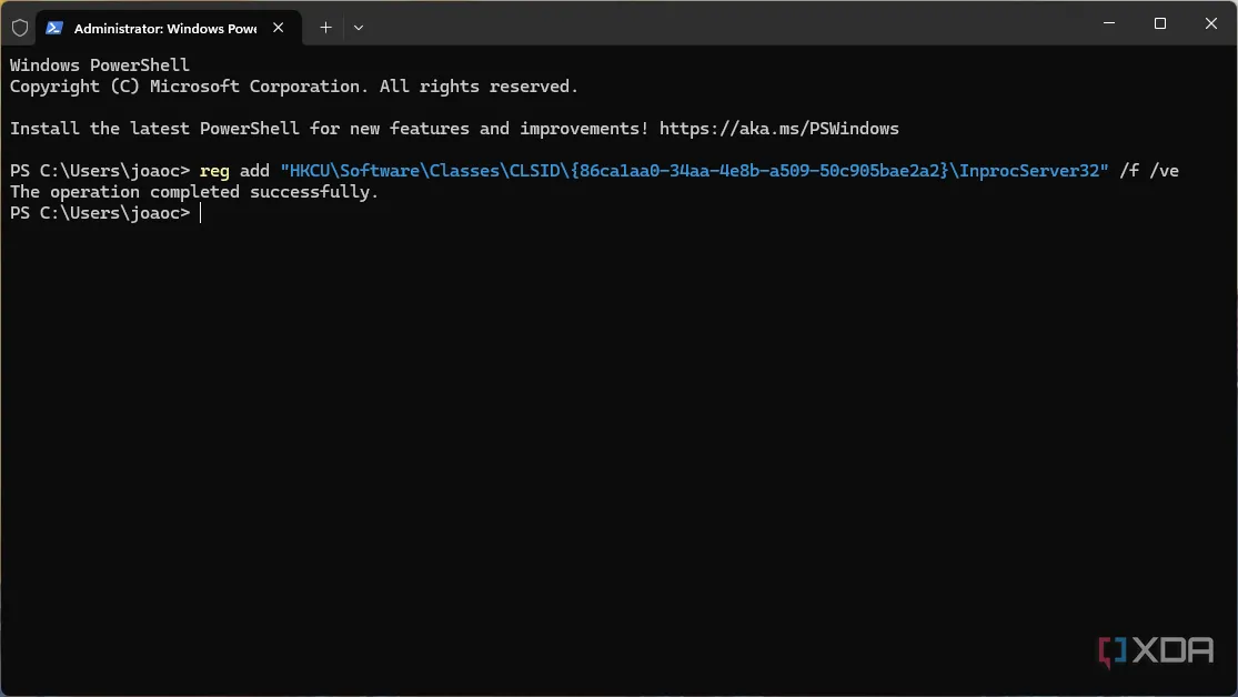 Ảnh chụp màn hình cửa sổ Windows Terminal hiển thị thông báo xác nhận &quot;The operation completed successfully.&quot; sau khi thực thi lệnh sửa đổi Registry, cho thấy việc khôi phục menu chuột phải cổ điển đã thành công.