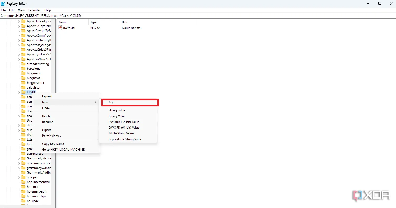 Ảnh chụp màn hình Registry Editor trên Windows 11 hiển thị thao tác chuột phải để tạo khóa Registry mới (New > Key) trong thư mục CLSID, bước quan trọng để khôi phục menu chuột phải cổ điển.