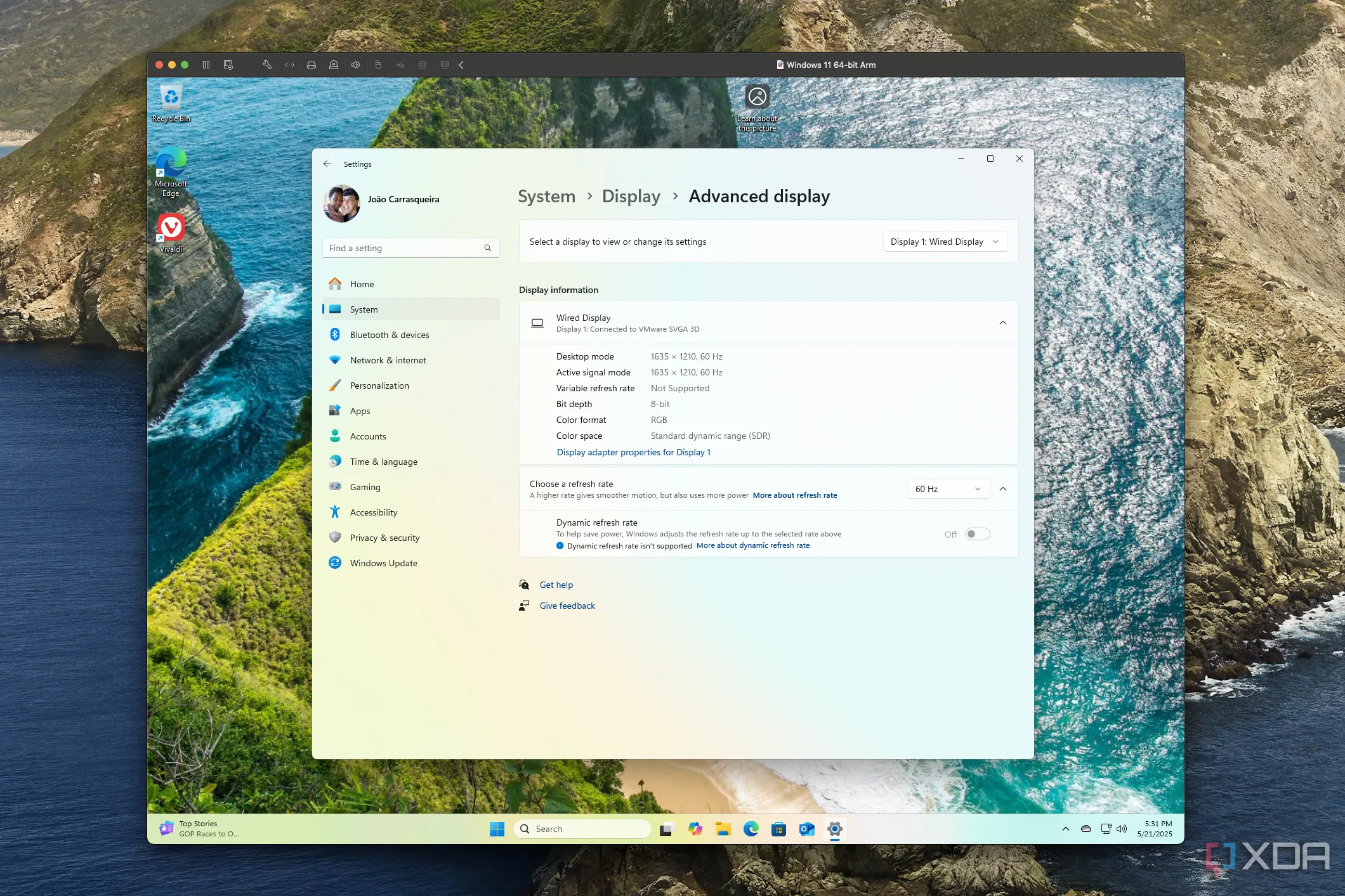 Ảnh chụp màn hình Windows 11 đang chạy trong VMware Fusion trên Mac, hiển thị ứng dụng Cài đặt với tùy chọn hiển thị tốc độ làm mới 60Hz