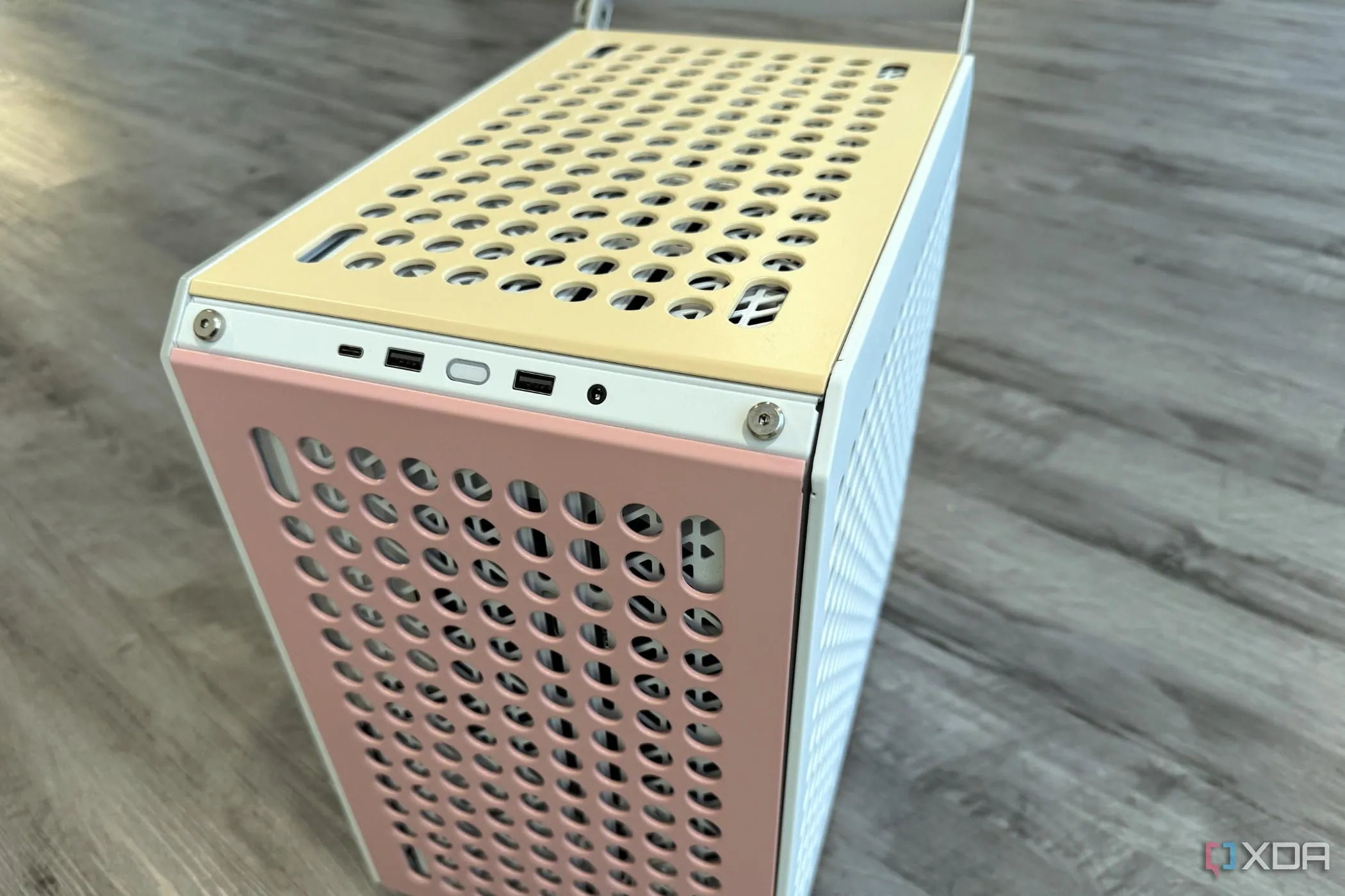 Bên trong vỏ case Cooler Master Qube 500 với các dây cáp tùy chỉnh nhiều màu sắc, tạo điểm nhấn thẩm mỹ cho dàn PC