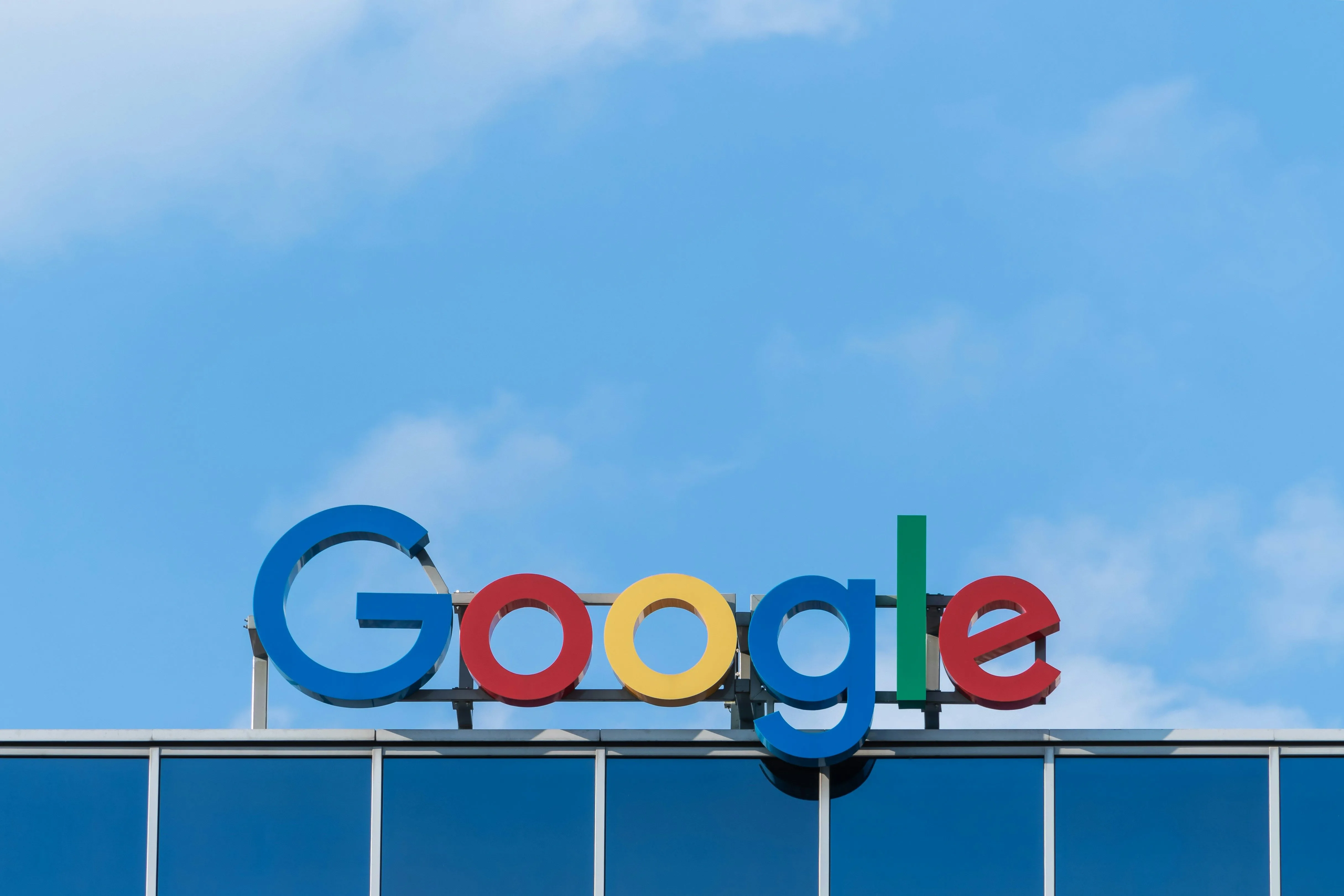 Biểu tượng Google trên tòa nhà, minh họa sức mạnh và tầm ảnh hưởng của đối thủ Bing