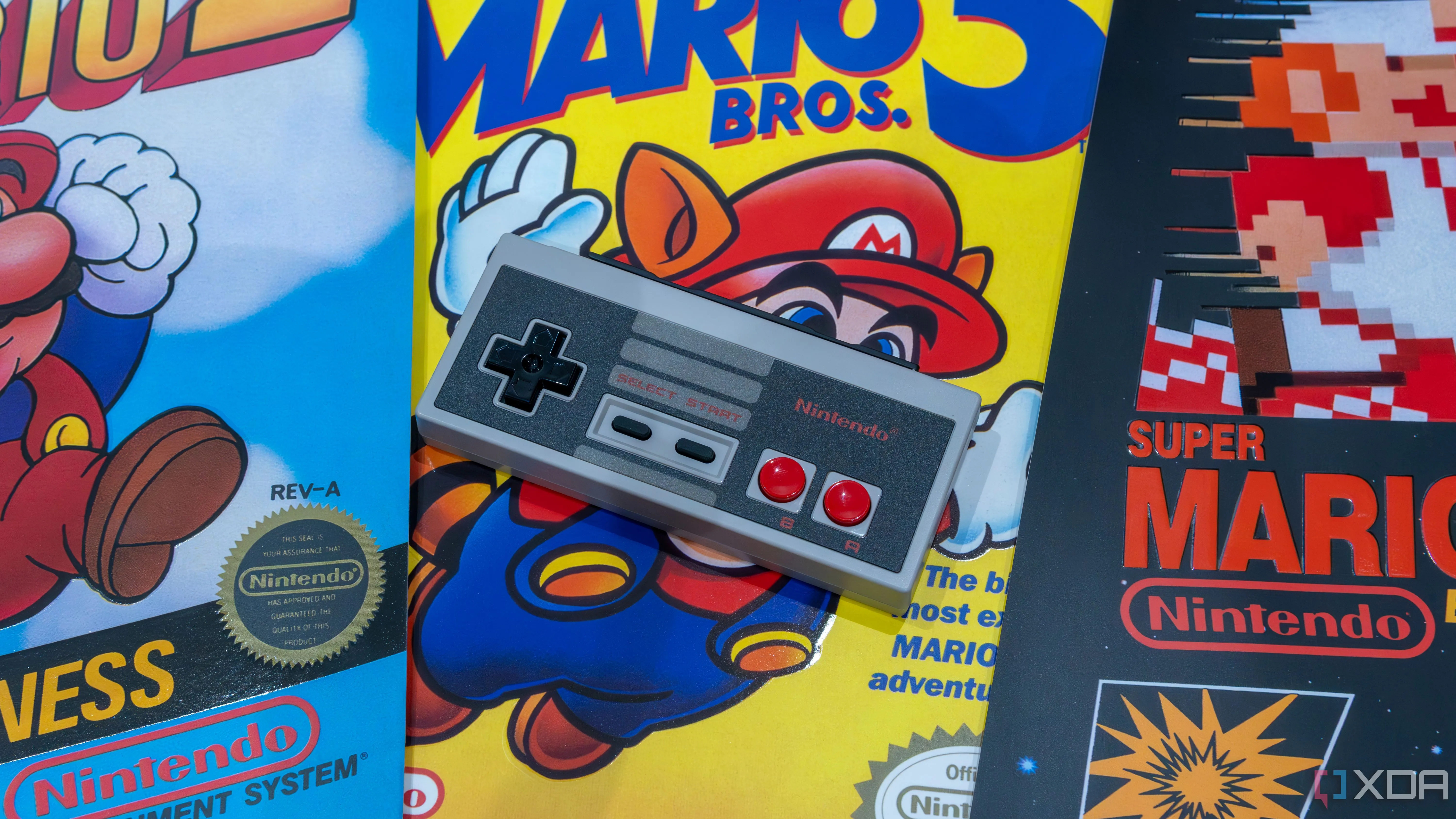 Bộ điều khiển NES phiên bản dành cho Nintendo Switch đặt trên các poster game Mario, gợi nhớ kỷ niệm về game cổ điển NES.